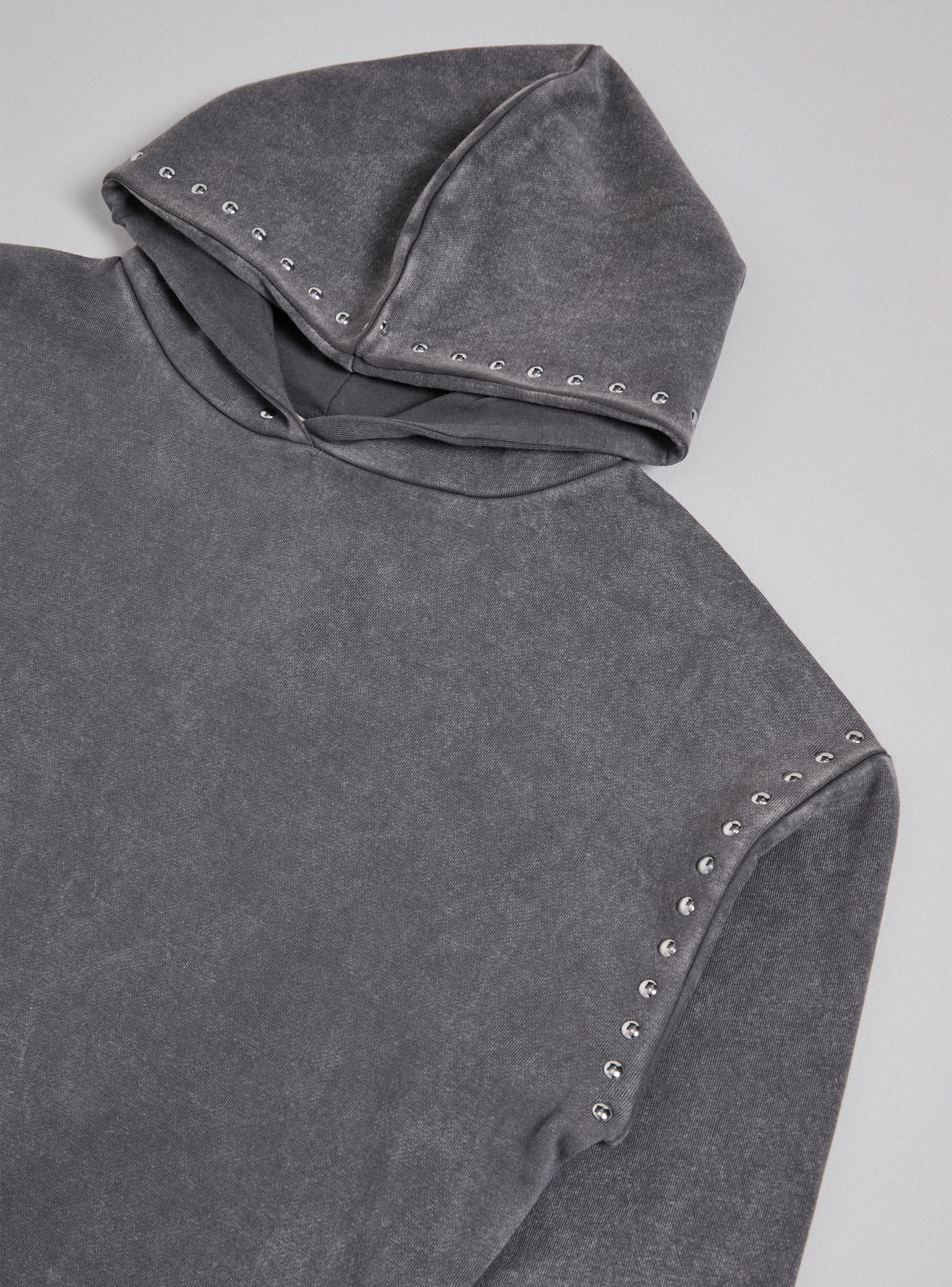 Polerón con Capucha y Tachas-3