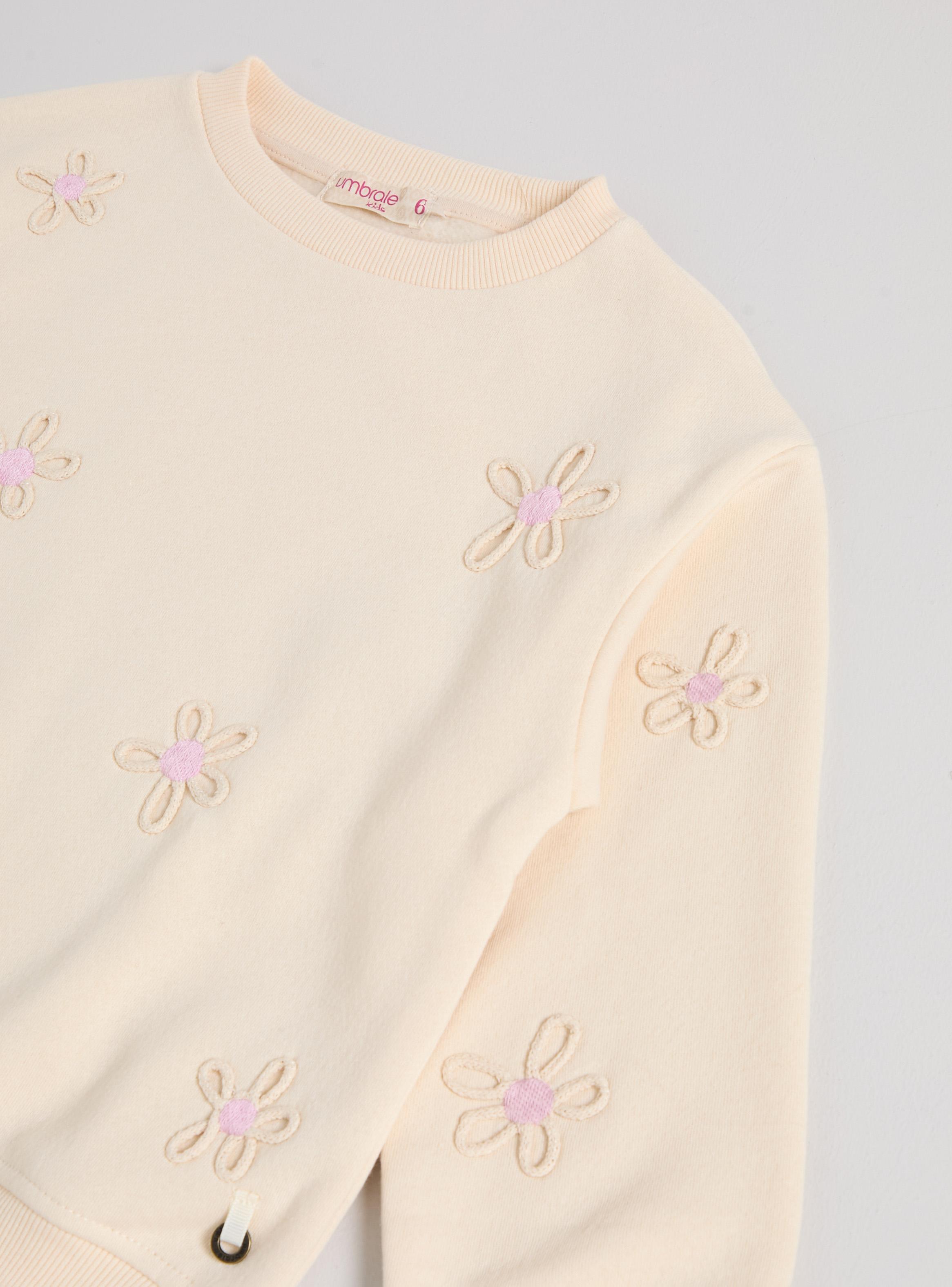 Polerón Cerrado con Flores en Relieve-3