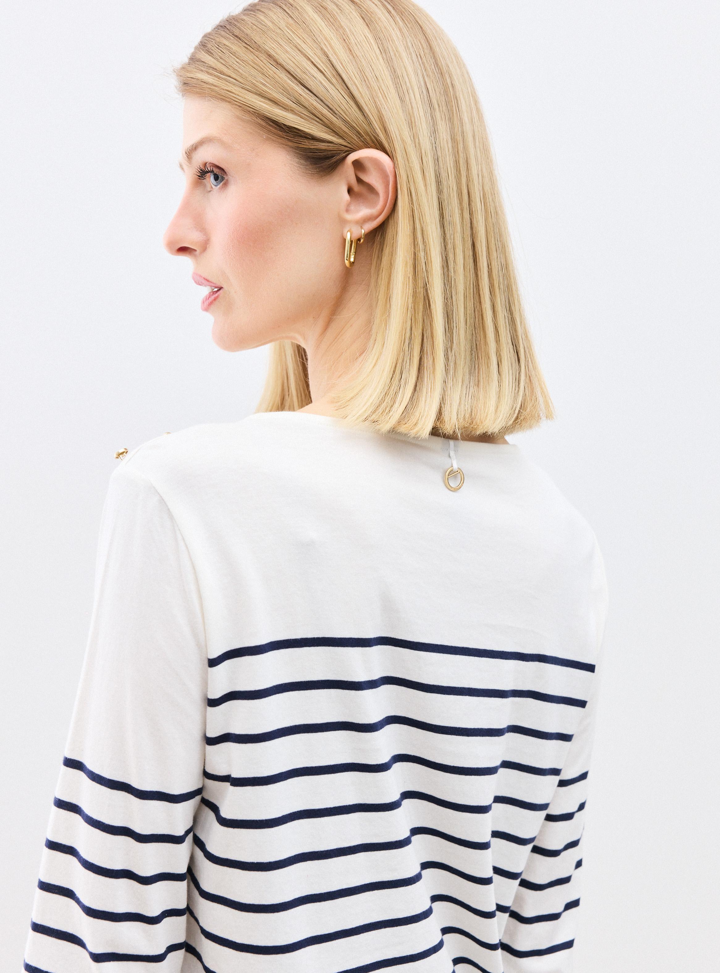 Polera Listada con Botones Decorativos-3