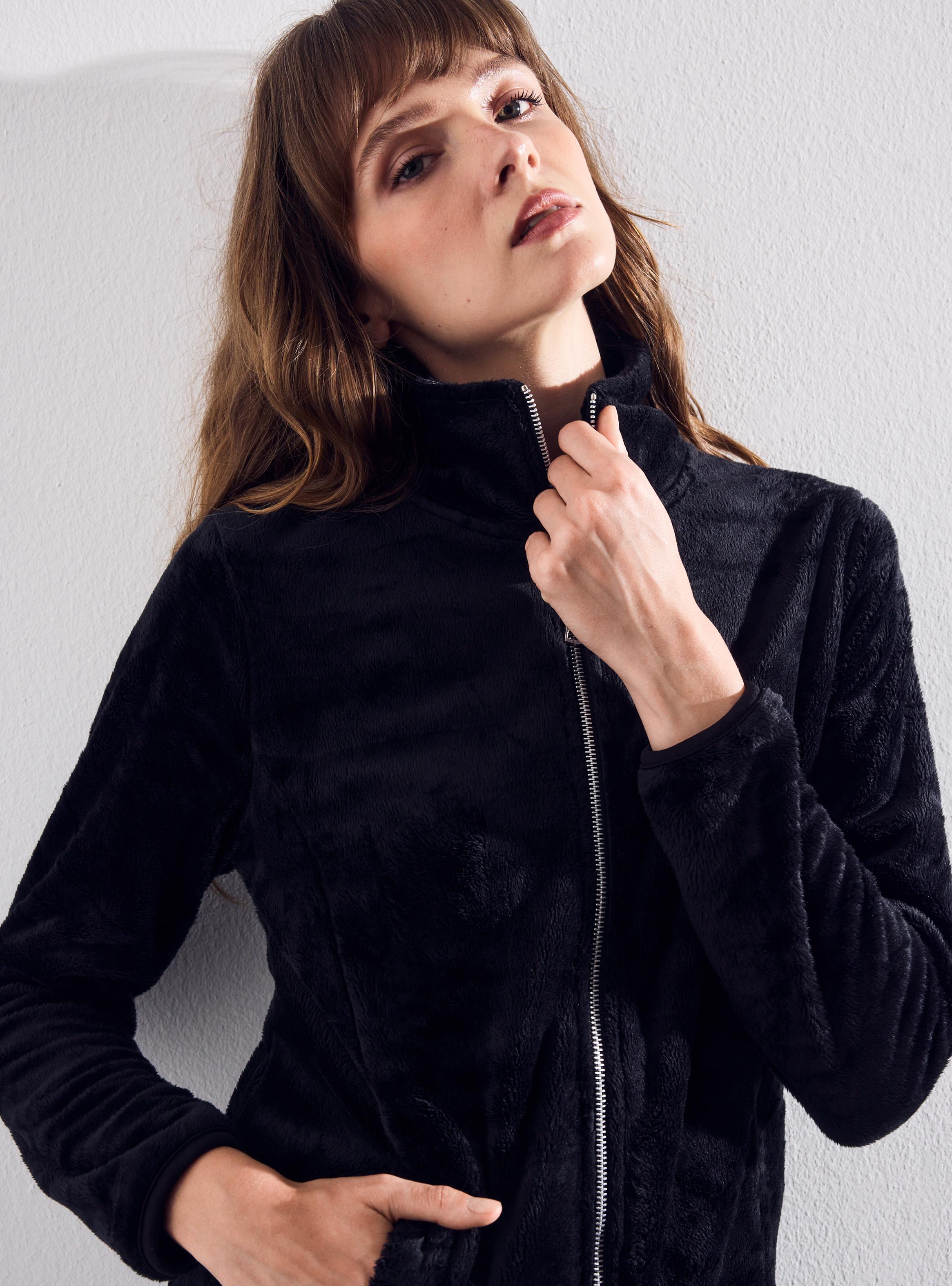 Polera Básico Cuello Alto y Bolsillos Laterales-2