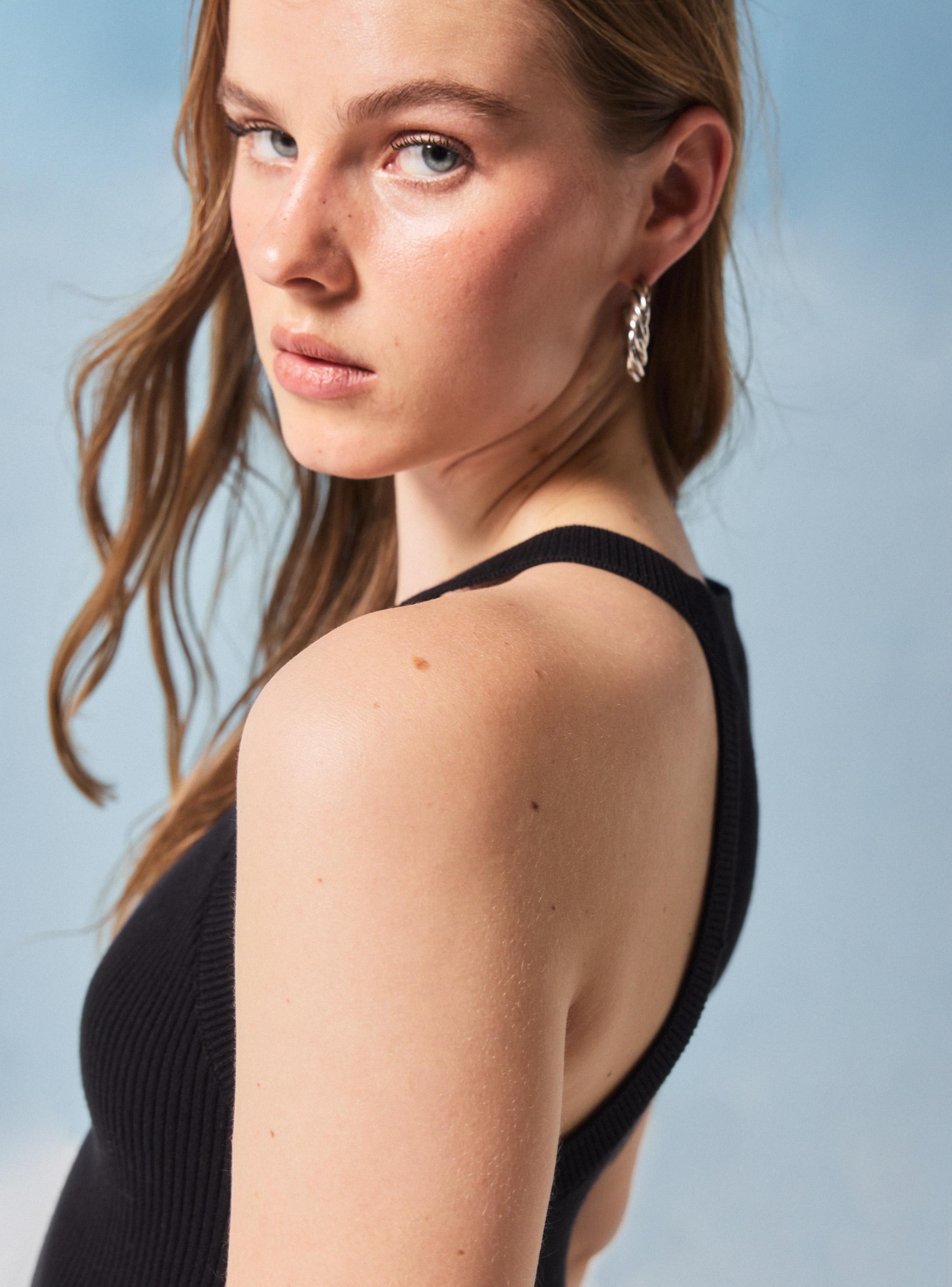 Polera Tejido Acanalado sin Manga Cuello Alto Halter-2