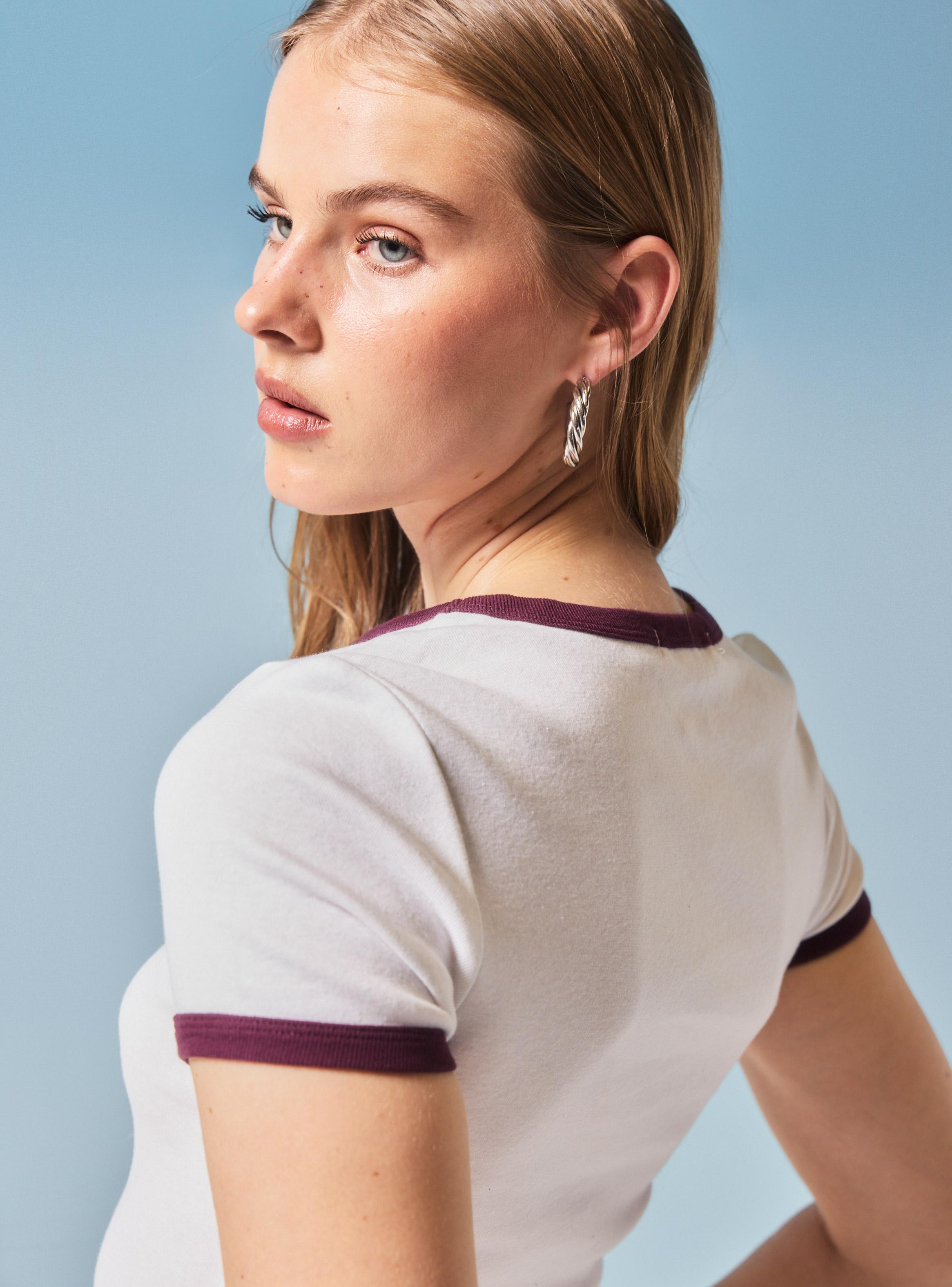 Polera con Estampado Central y Ribetes en Contraste-3