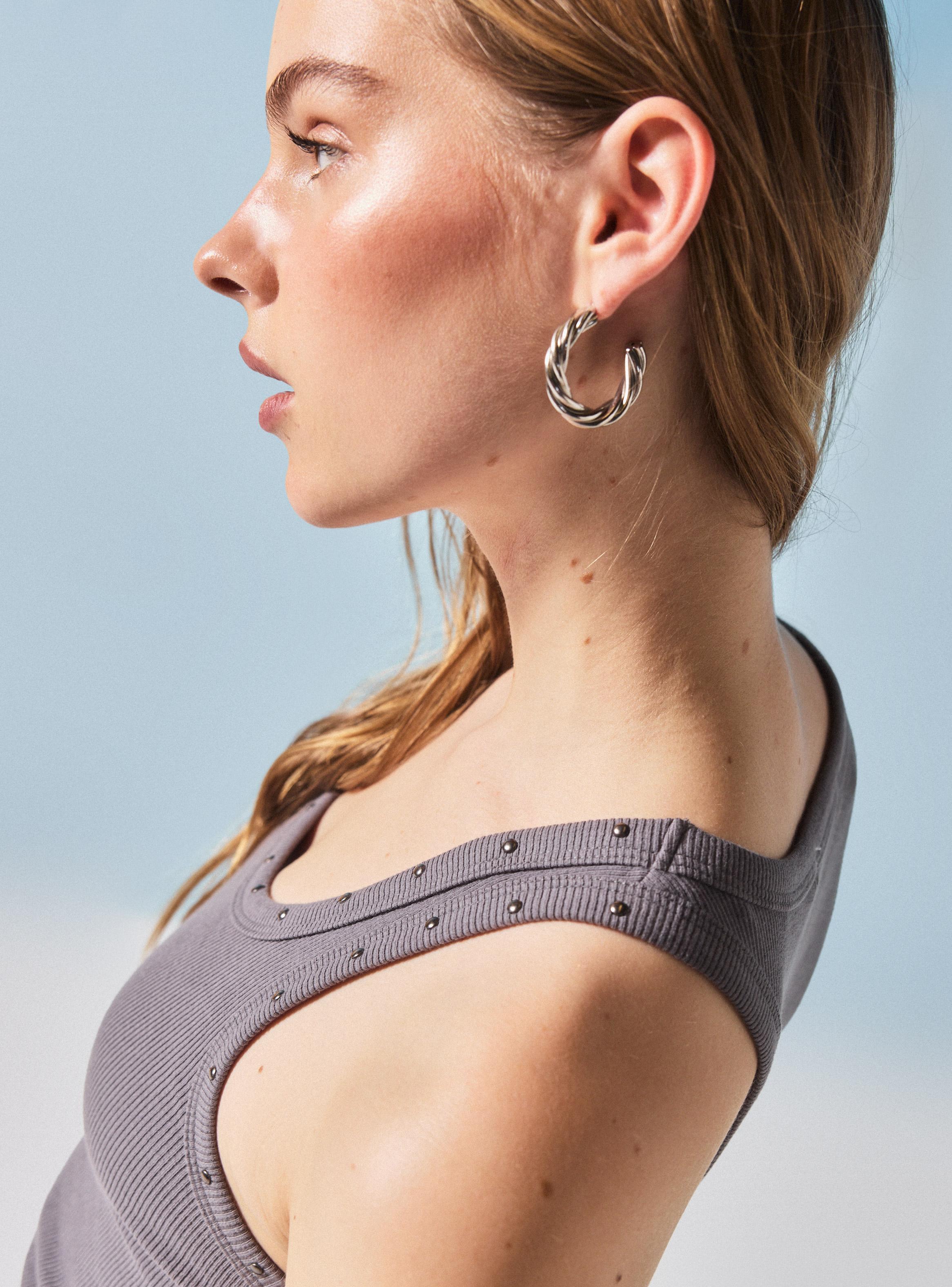 Polera Acanalado con Tachas sin Manga Cuello Redondo-3