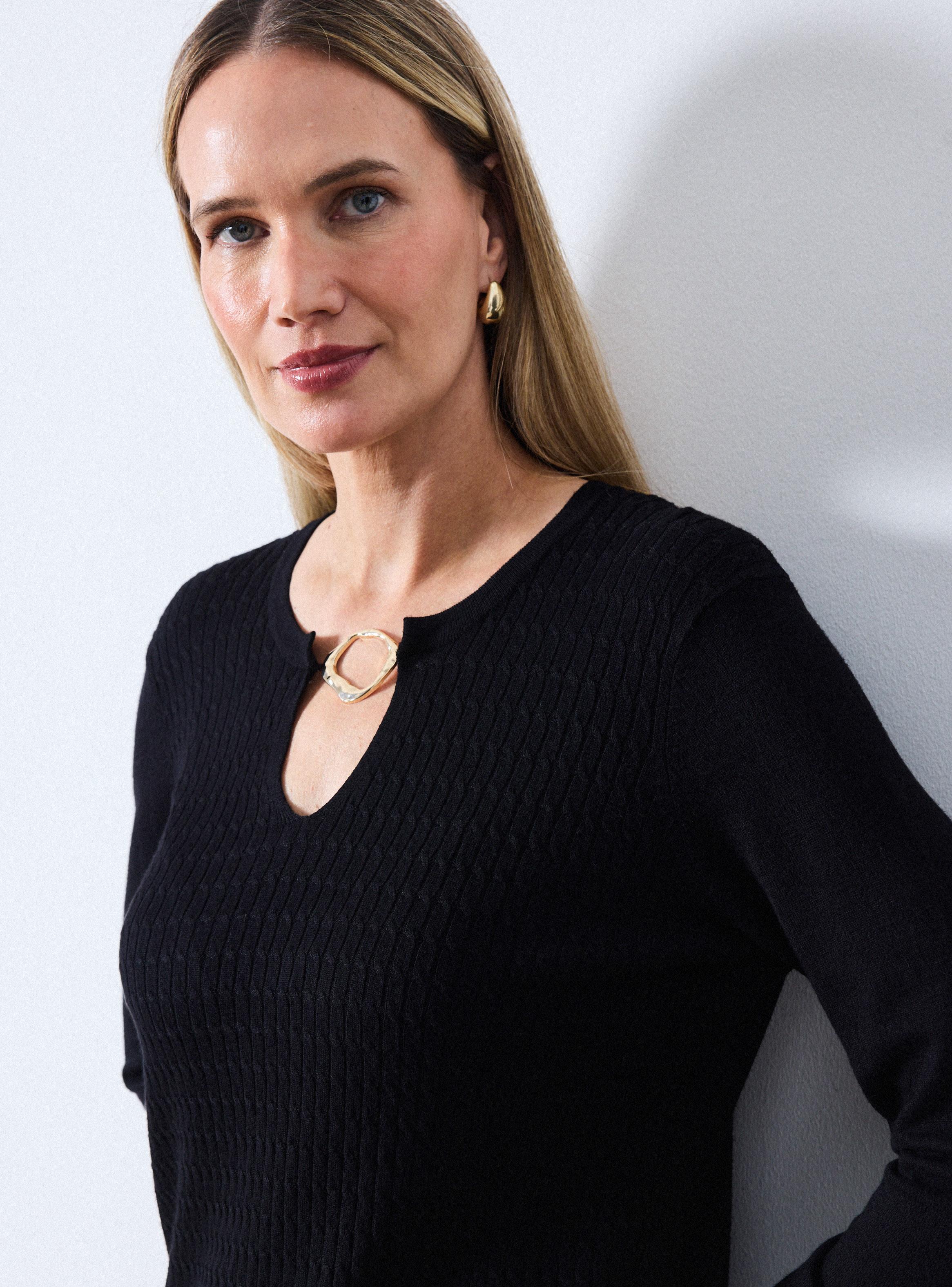 Sweater Escote en V con Aplicación Metálica-3