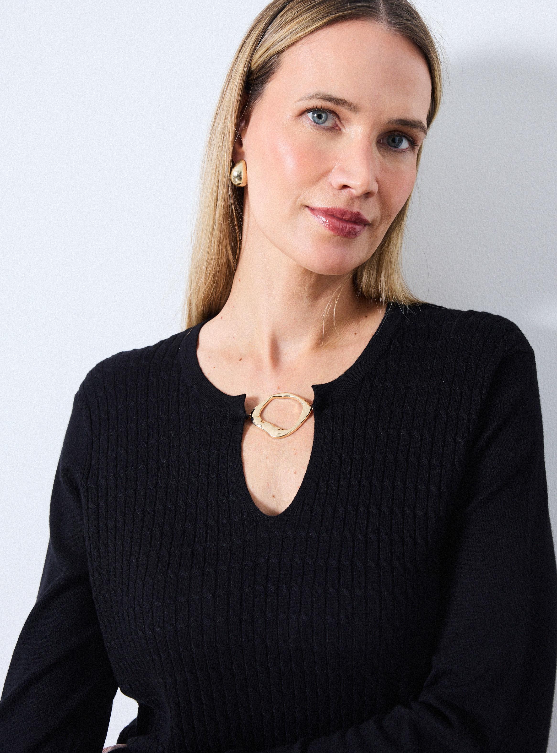 Sweater Escote en V con Aplicación Metálica-2