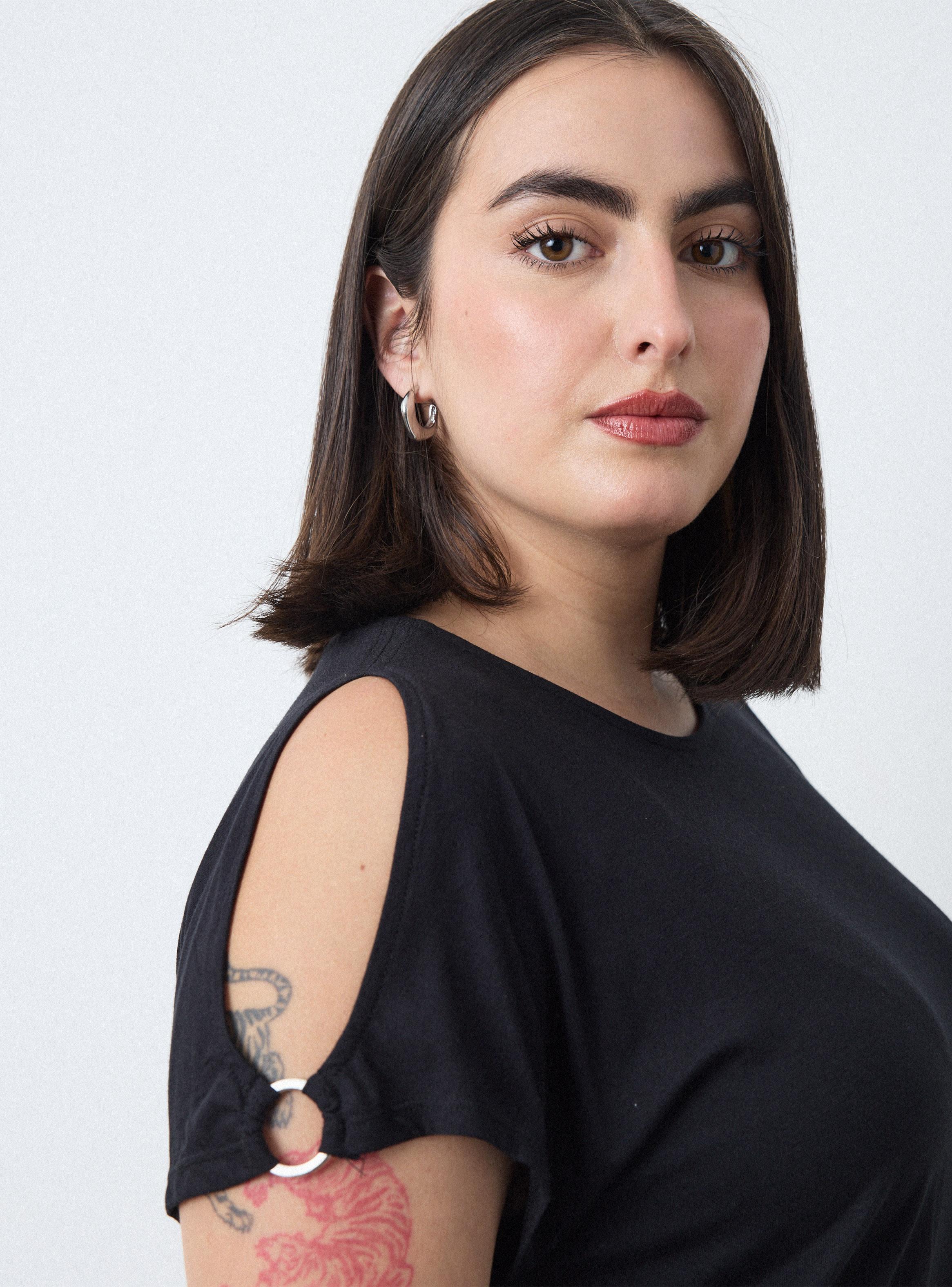 Polera con Manga Cut-Out y Anillo Metálico-2