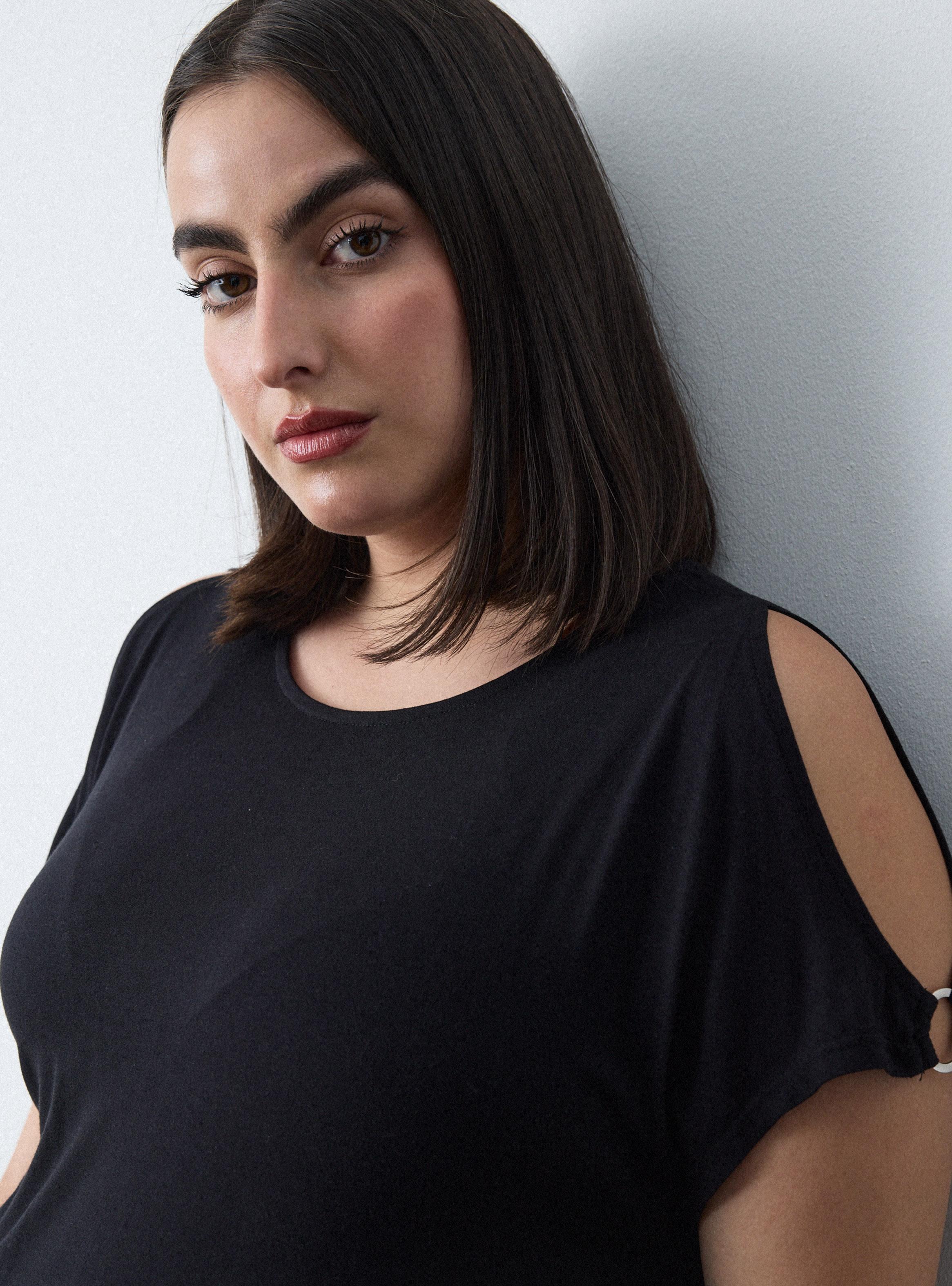 Polera con Manga Cut-Out y Anillo Metálico-3