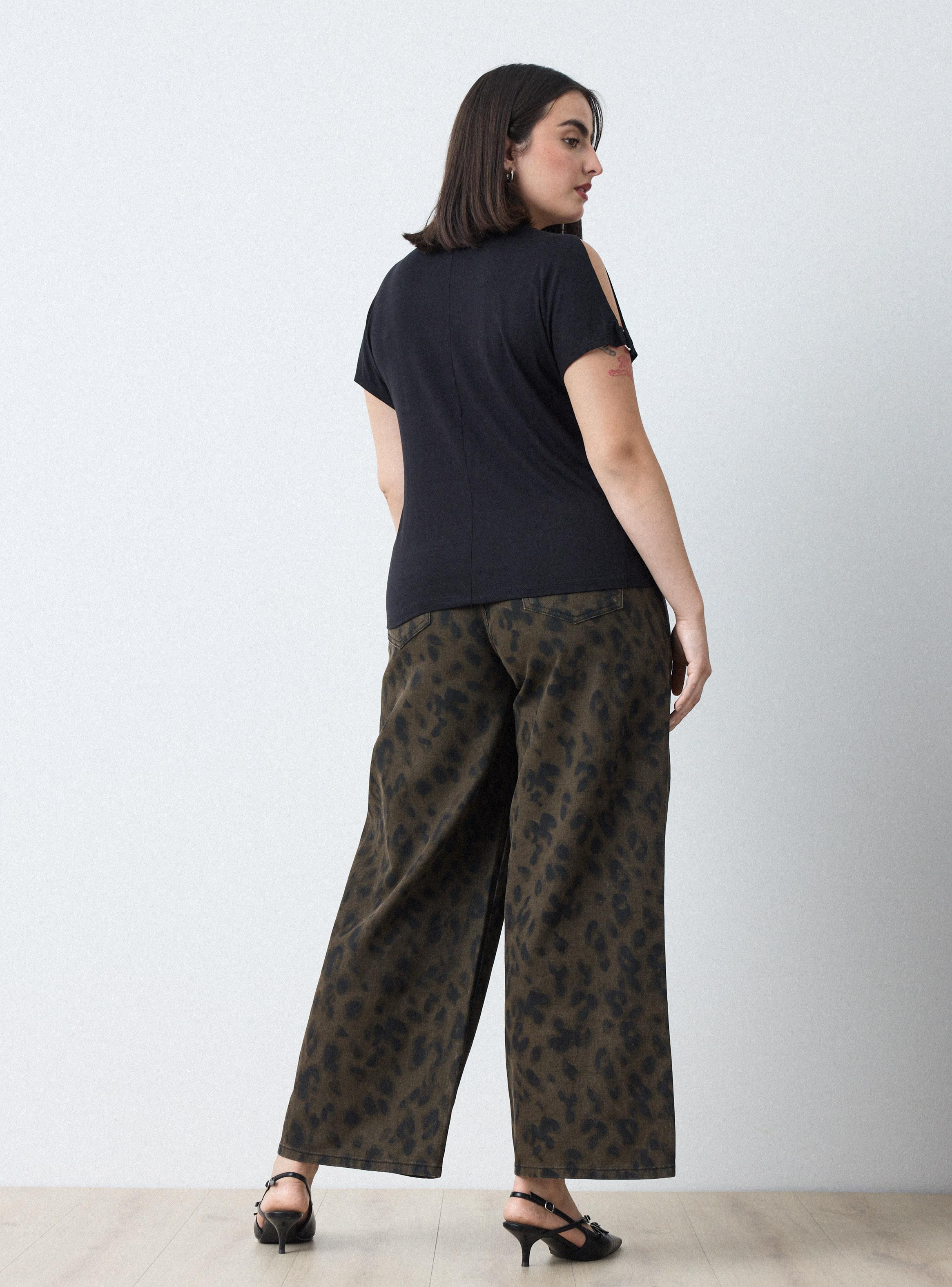 Polera con Manga Cut-Out y Anillo Metálico-5