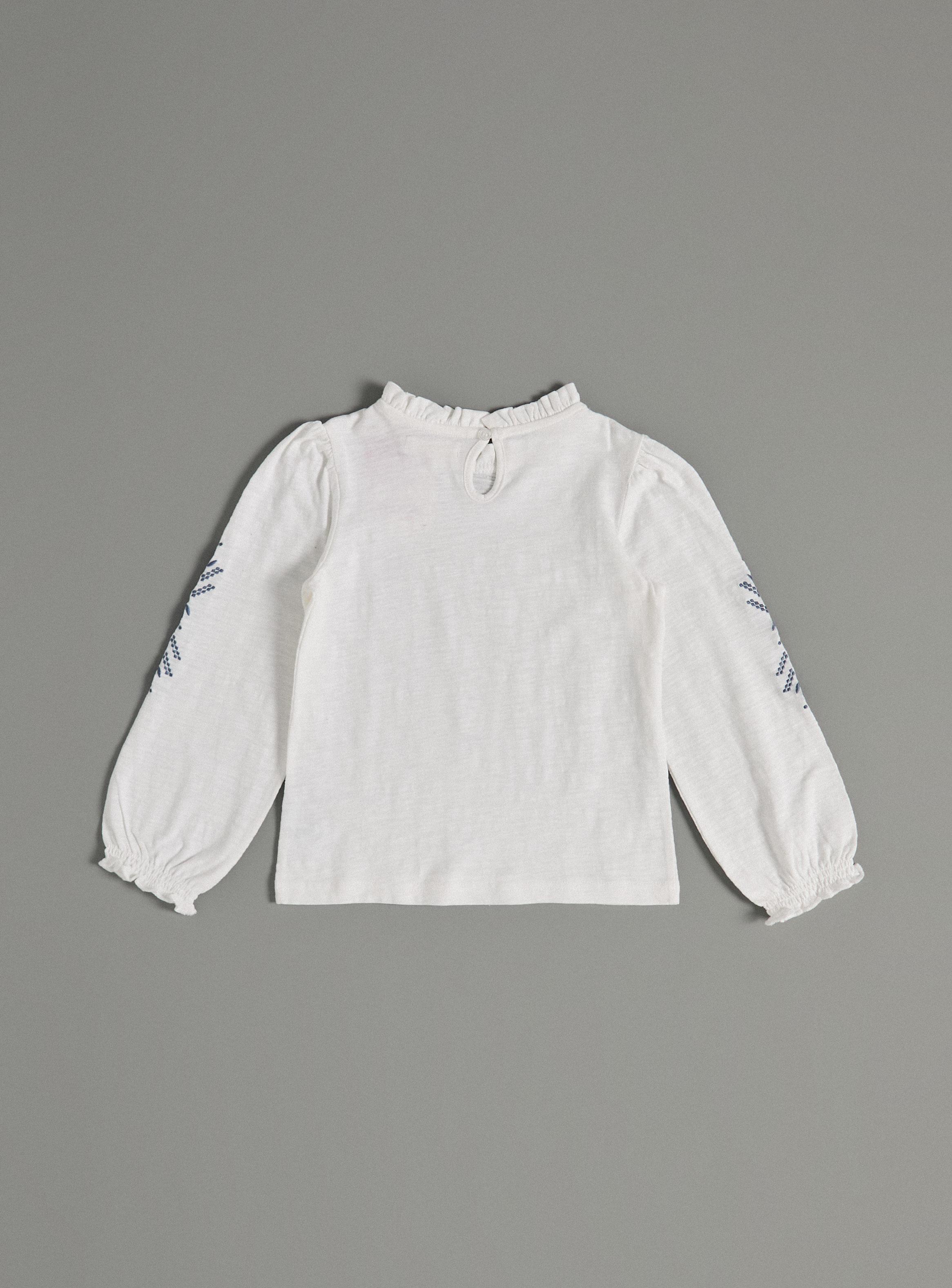 Polera Cuello Subido con Bordado en Mangas-2