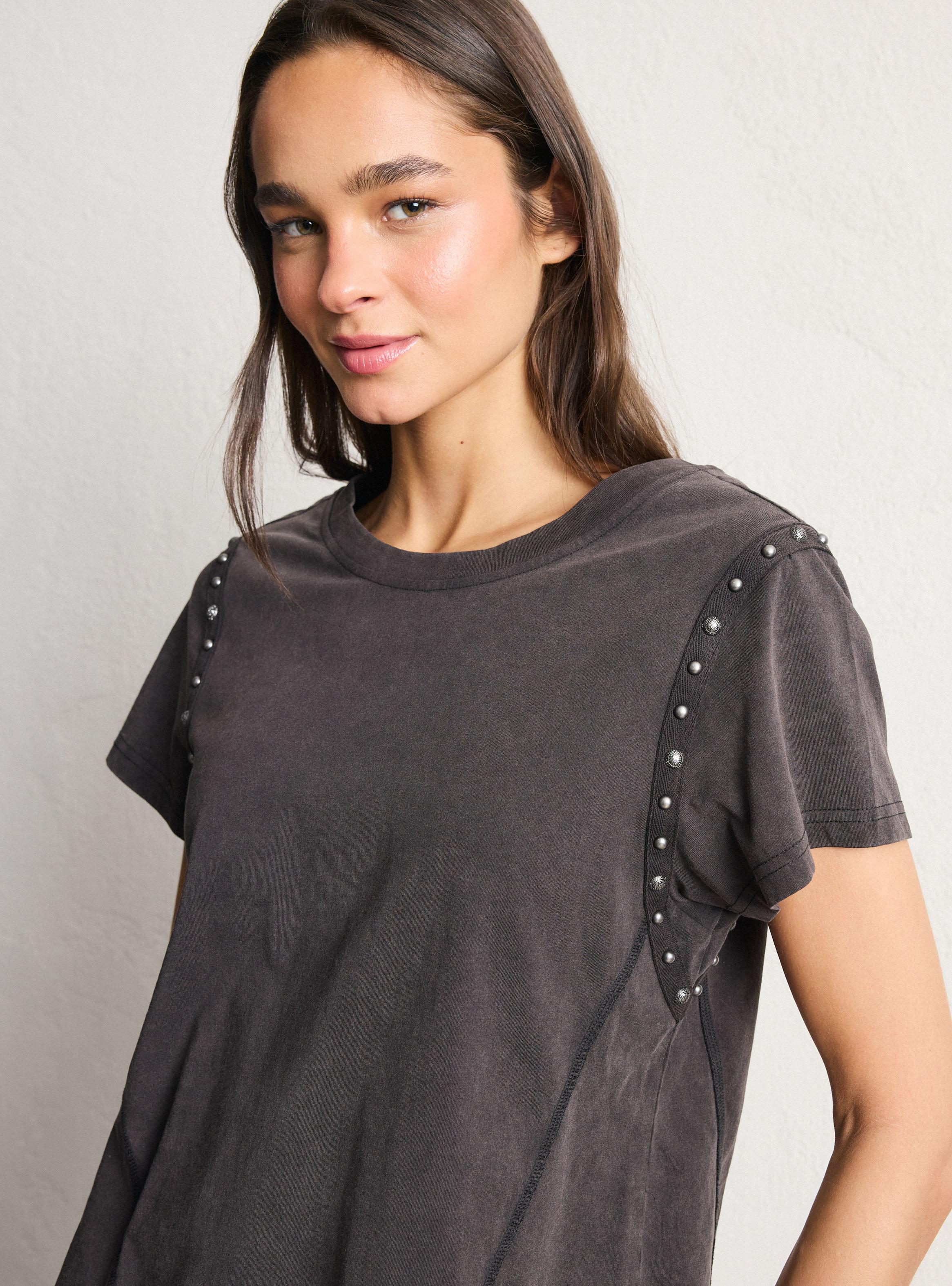 Polera Lavada y Aplicaciones Metálicas en Sisa-3