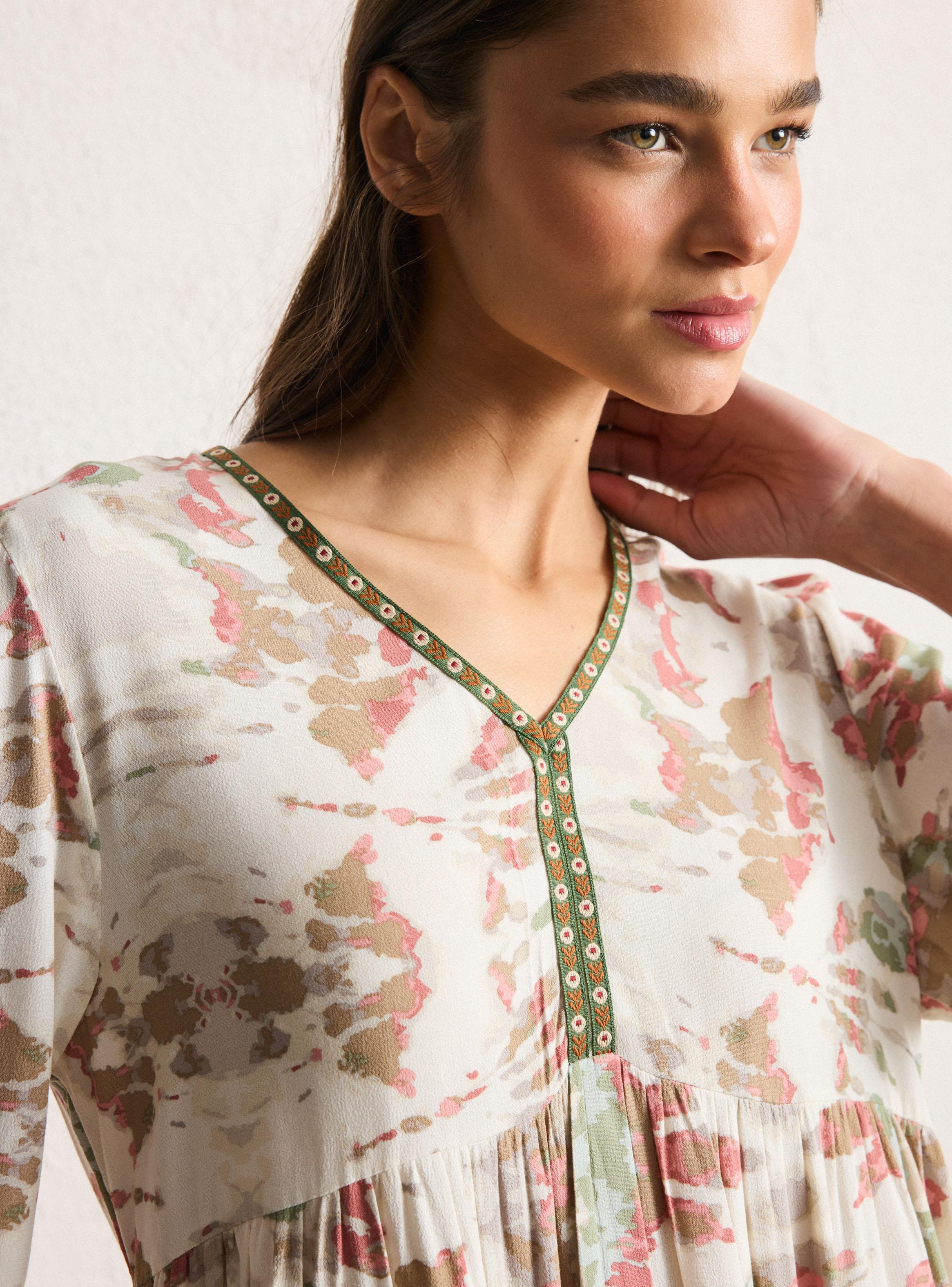 Blusa con Cinta en Escote y Corte Bajo el Busto-2