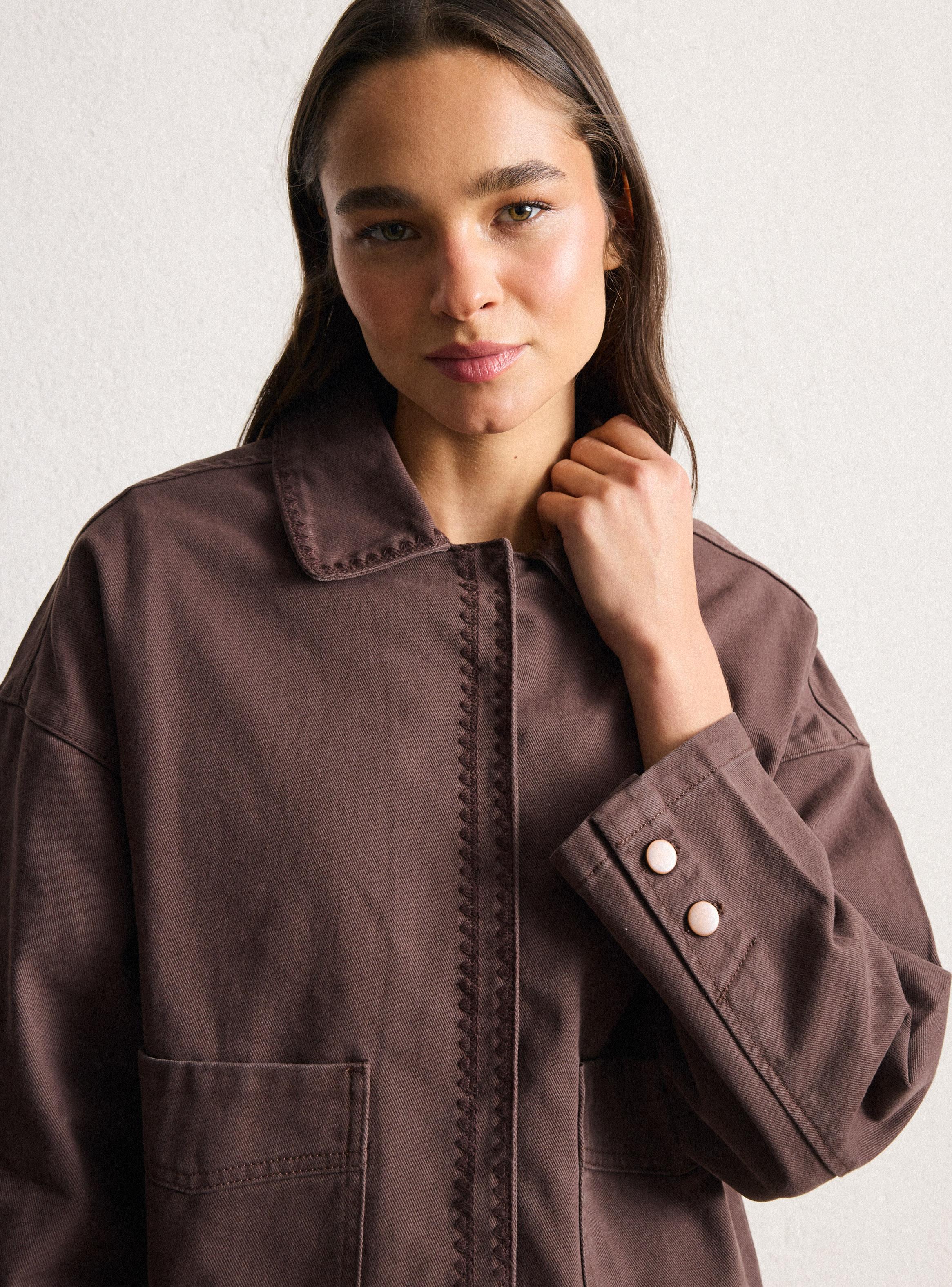 Chaqueta Tracker con Bordado-3