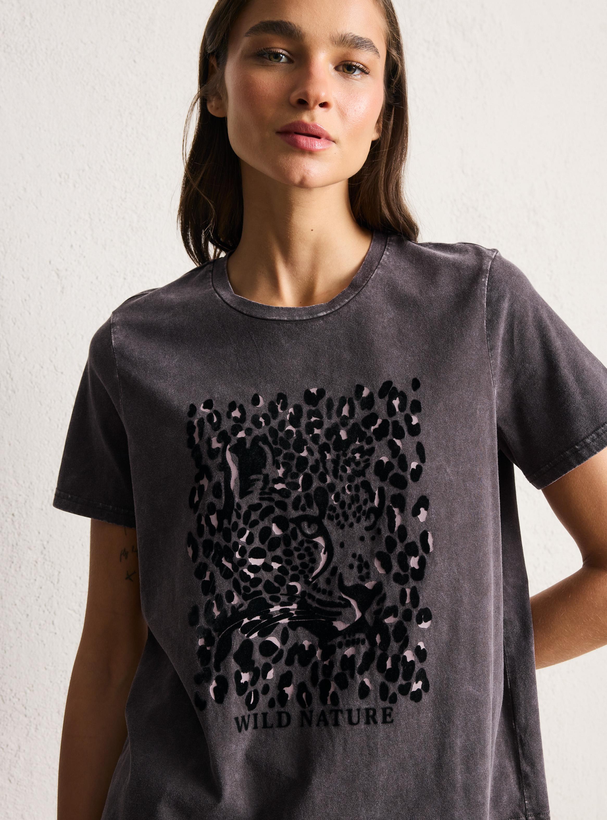 Polera con Proceso de Teñidoo y Estampado Flock-2