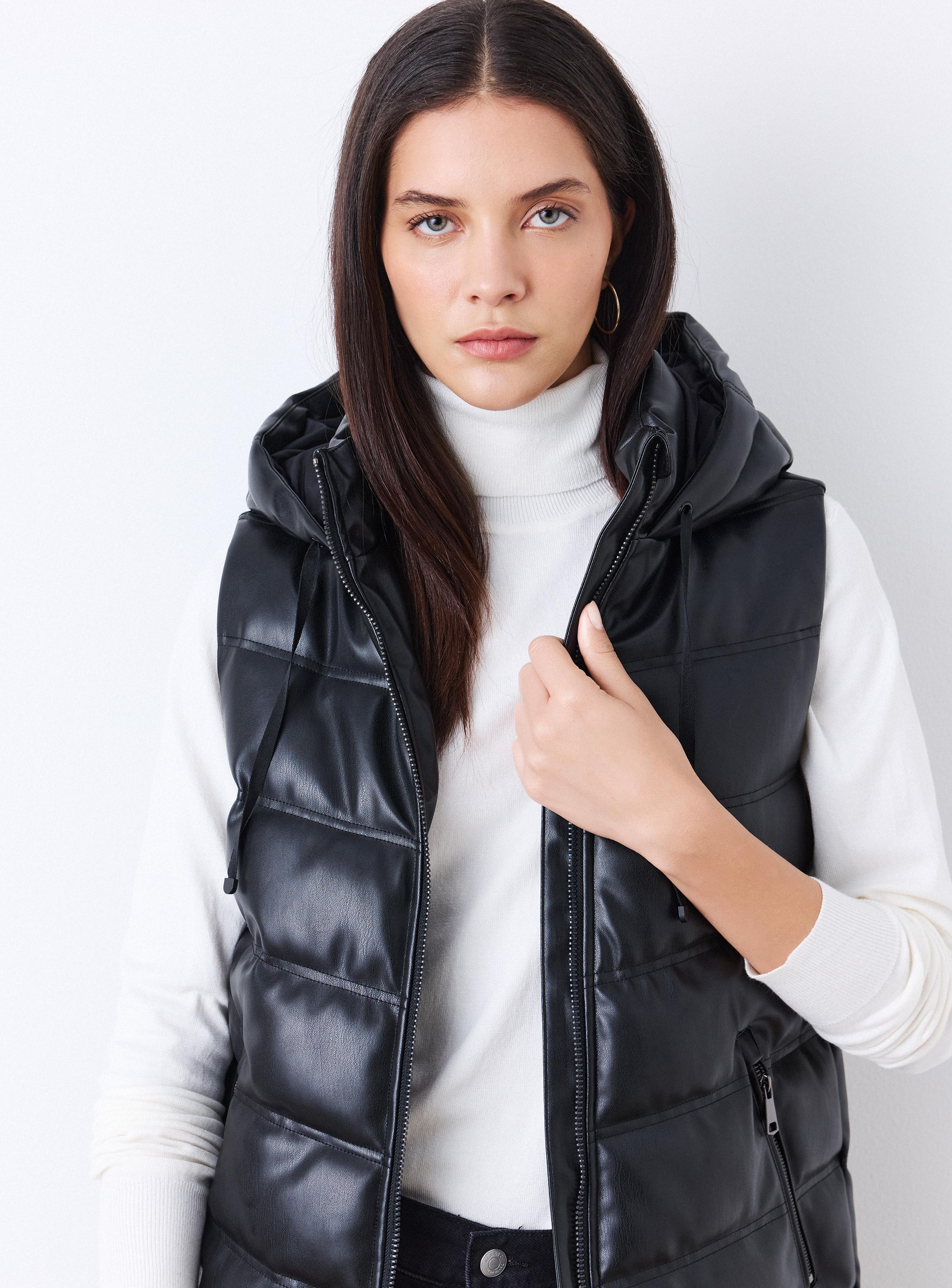 Parka Larga sin Mangas Efecto Piel con Capucha-2