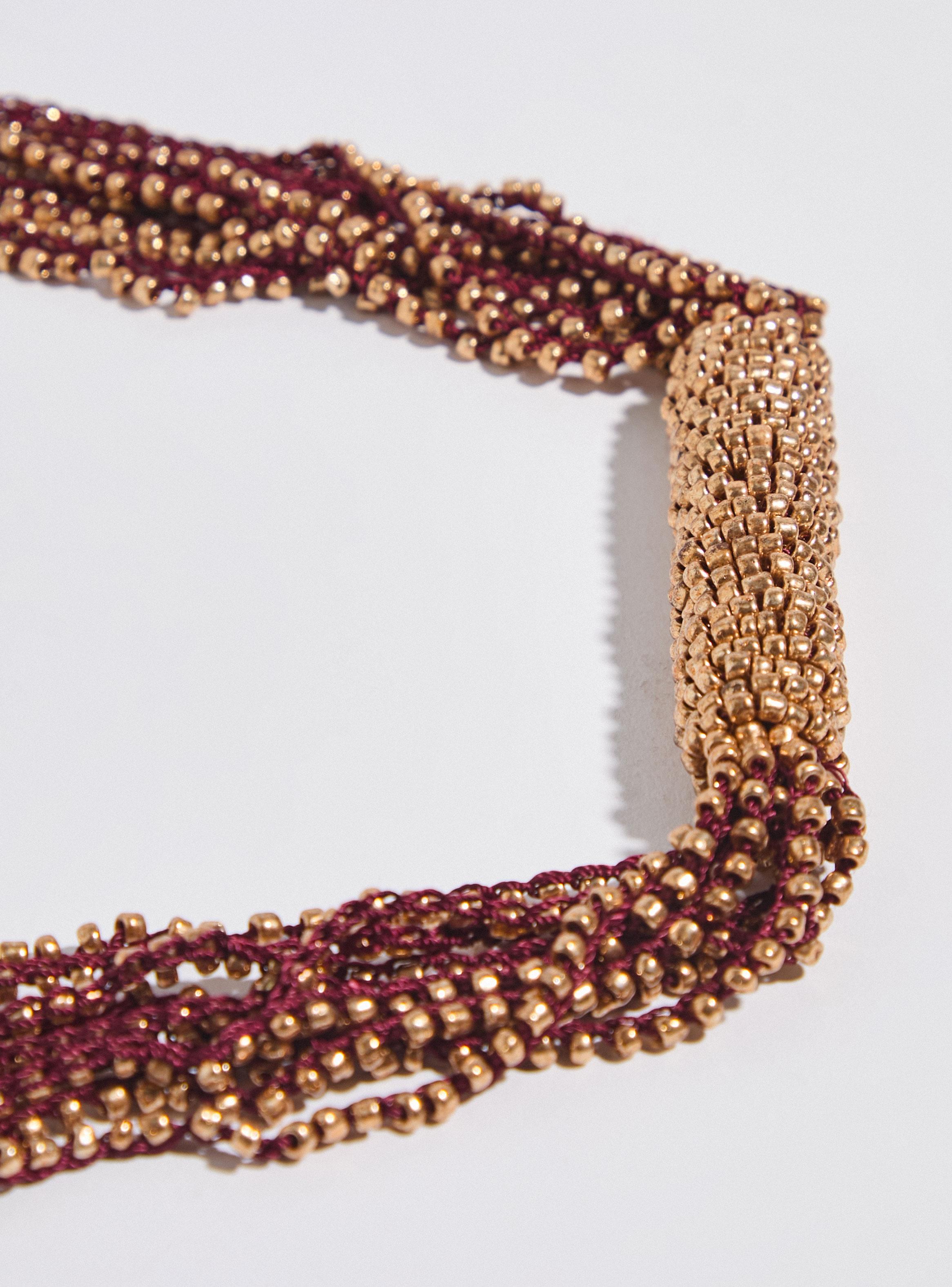 Collar Textil con Cuentas Doradas-3