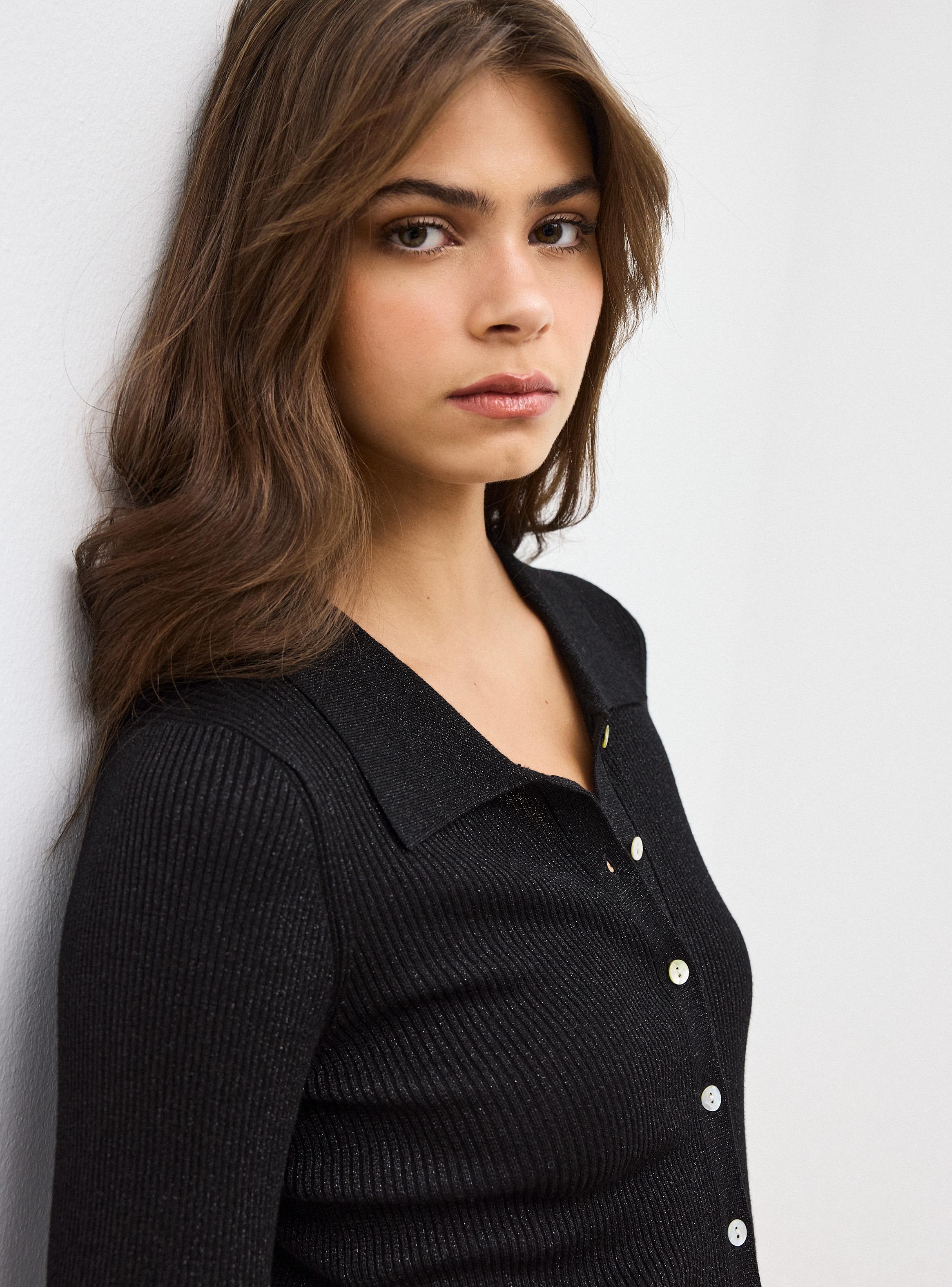 Polera Abotonado Cuello Polo con Hilo Metalizado-2