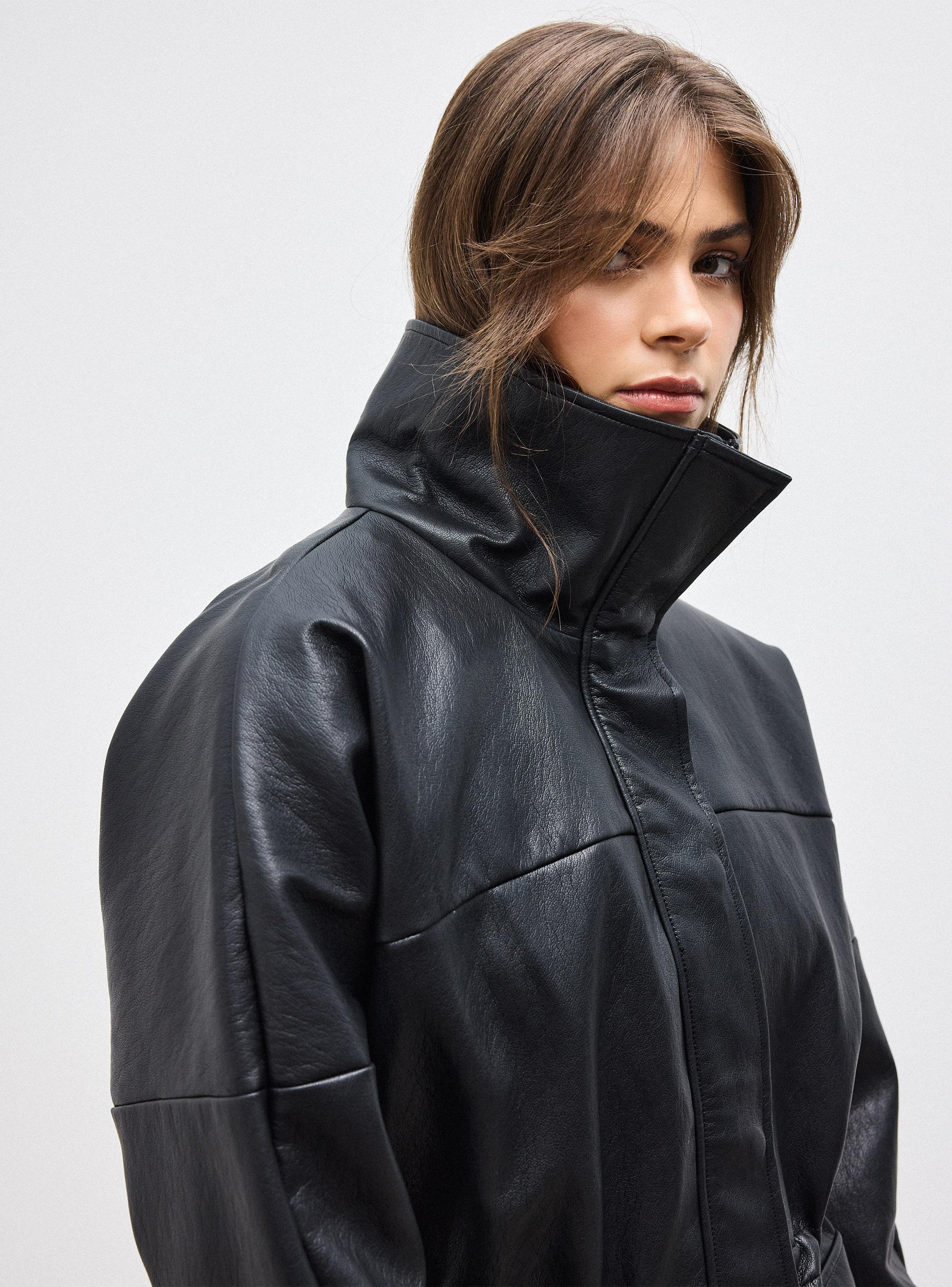 Chaqueta Cuello Alto Funnel Cintura Ajustable Efecto Cuero-3