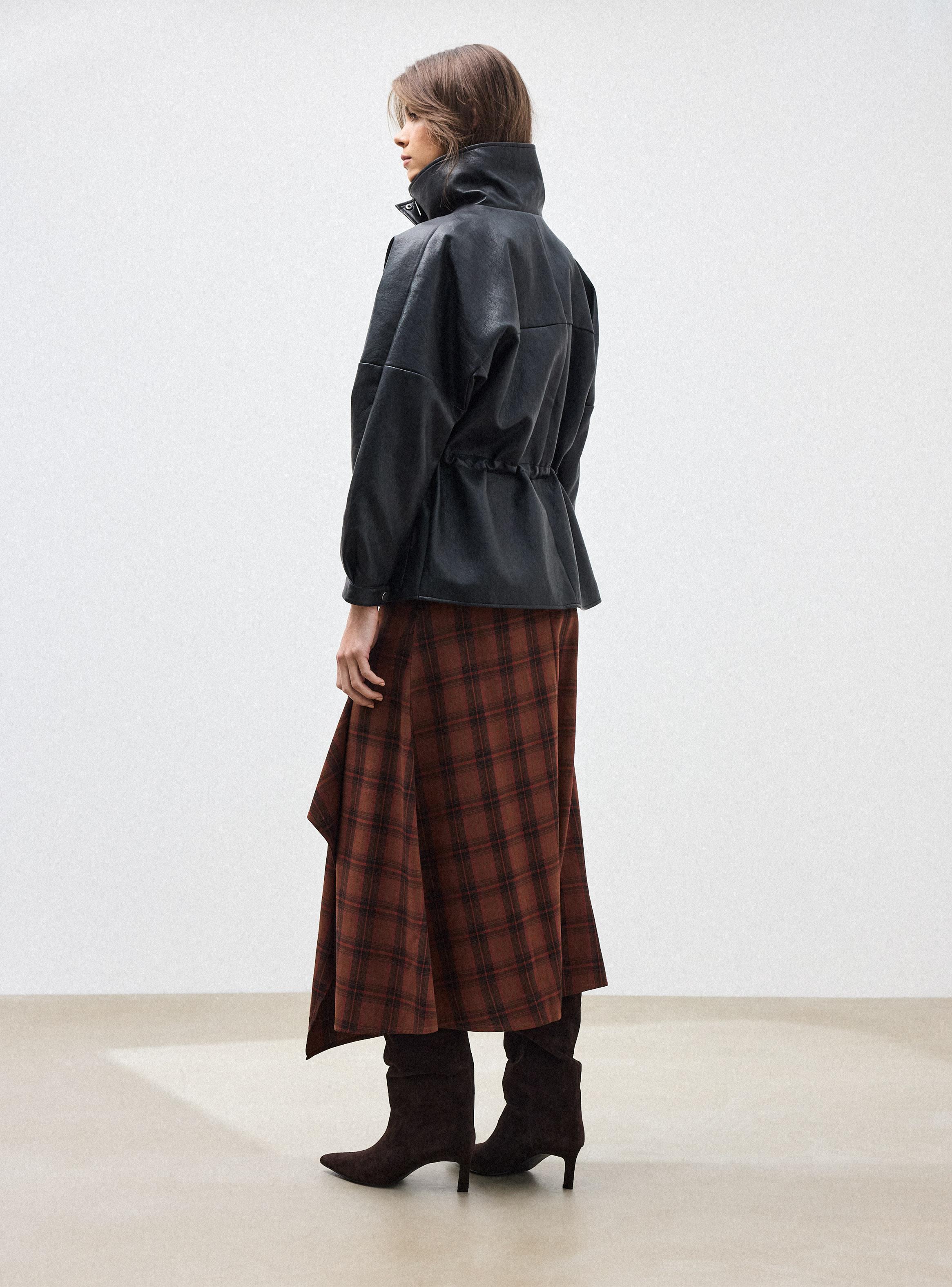 Chaqueta Cuello Alto Funnel Cintura Ajustable Efecto Cuero-5