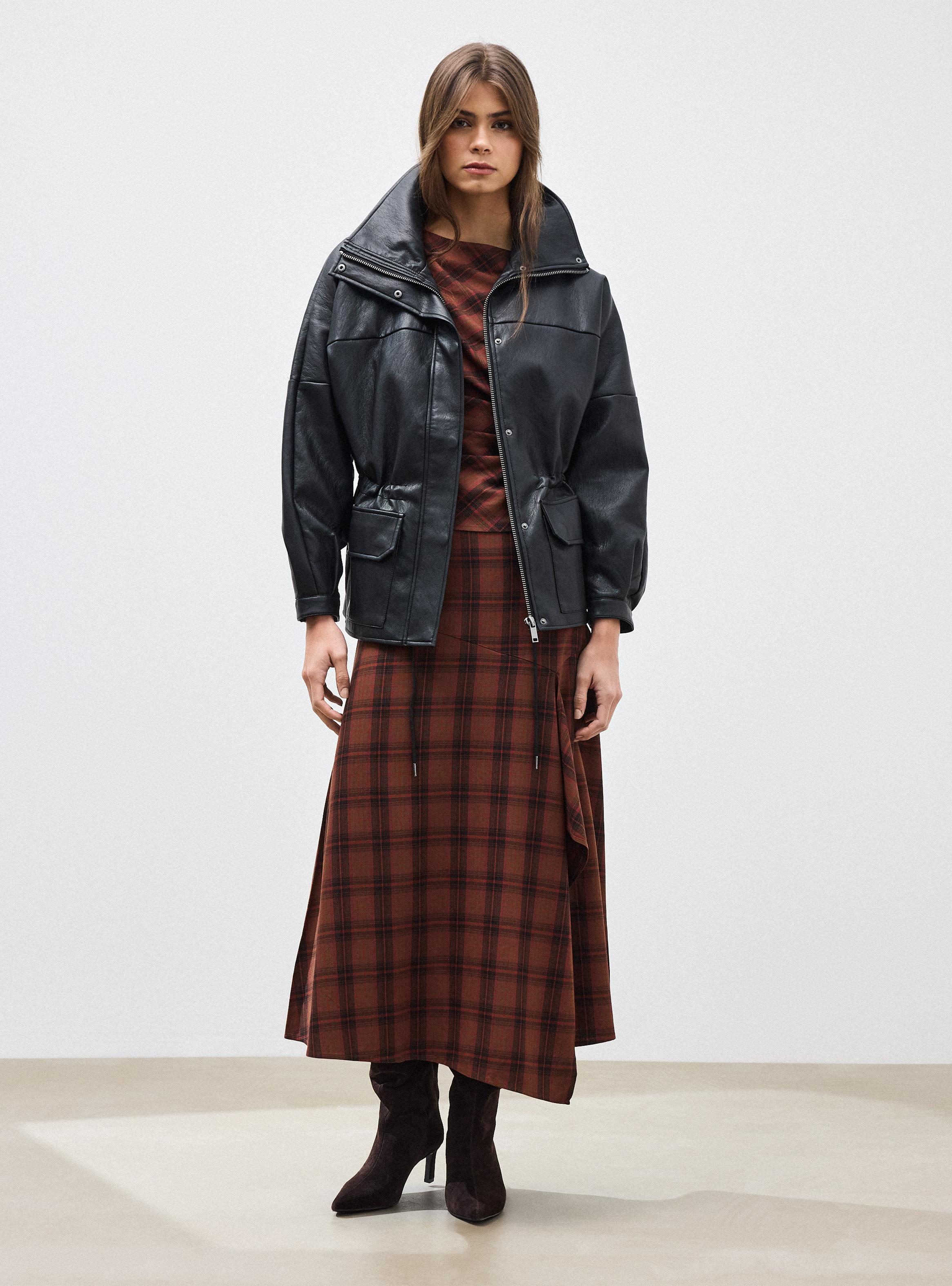 Chaqueta Cuello Alto Funnel Cintura Ajustable Efecto Cuero-4