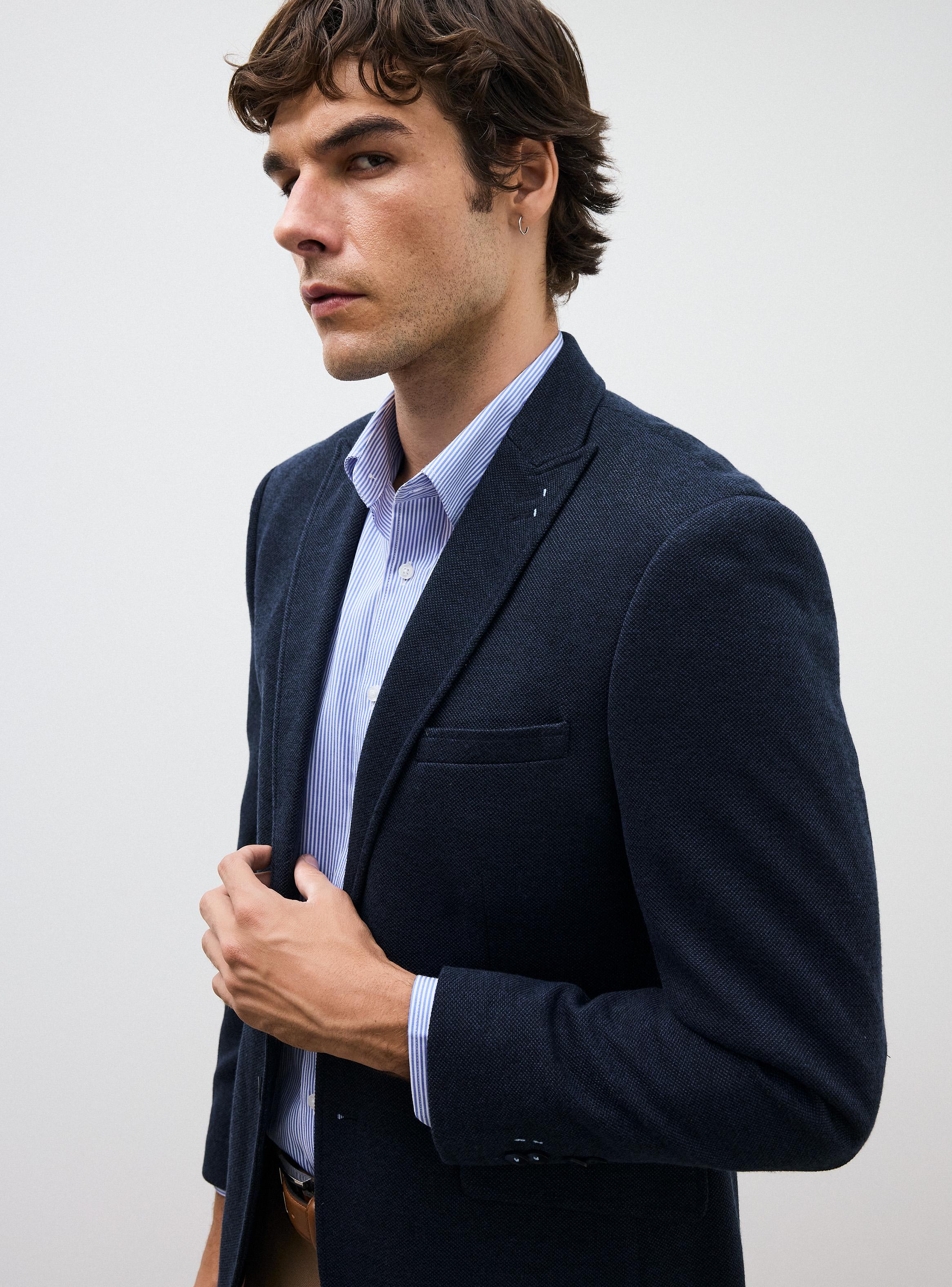 Vestón Recto Slim Fit Vuelta en Punta-3