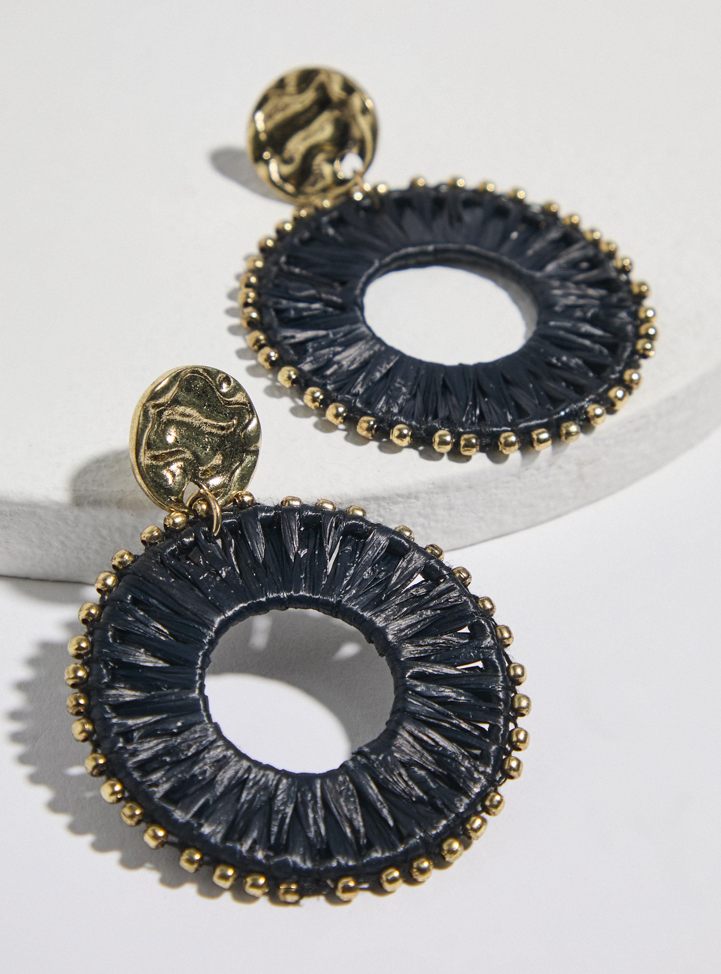 Aros Colgantes con Raffia y Detalles Dorados-2