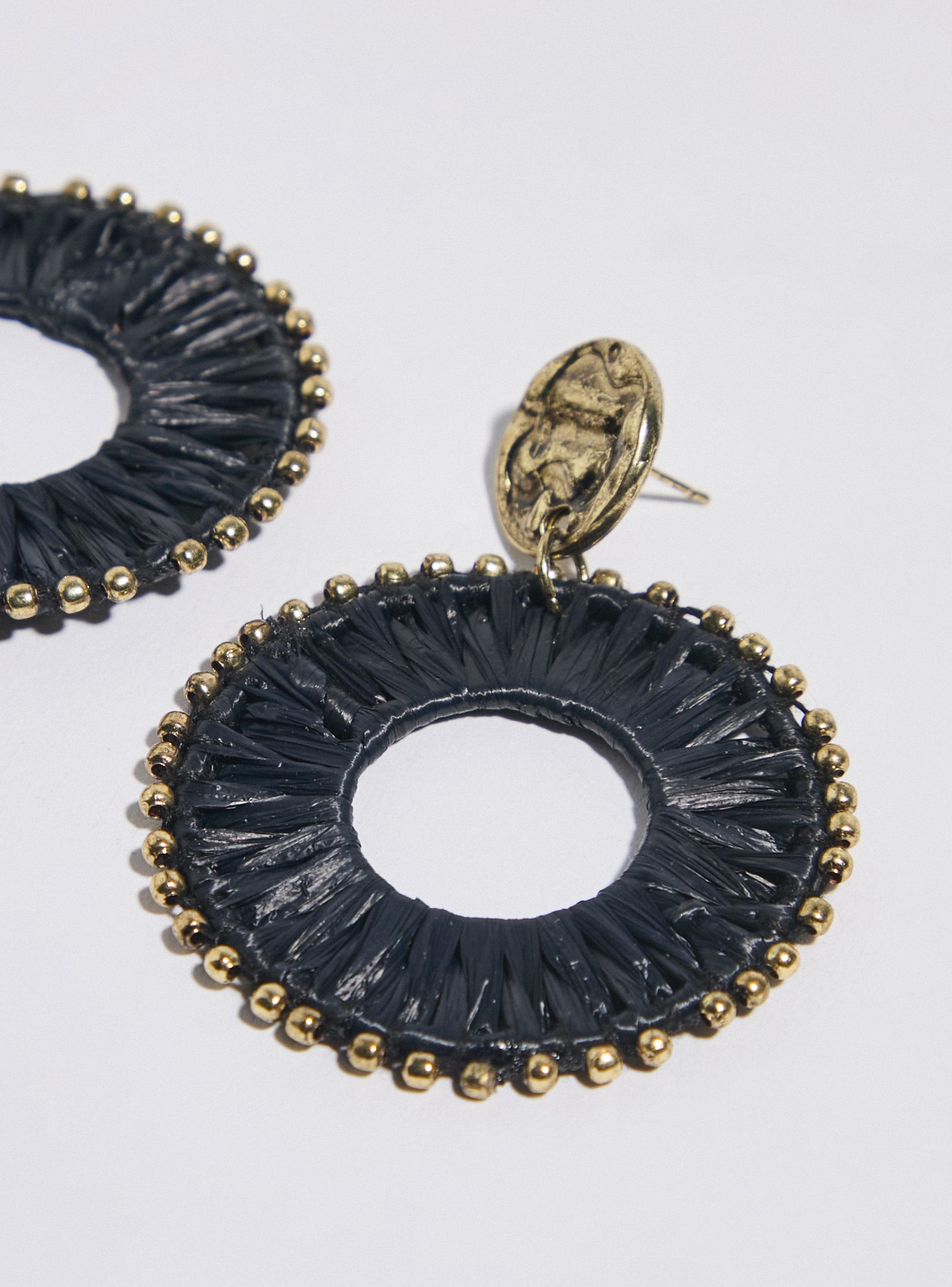 Aros Colgantes con Raffia y Detalles Dorados-3