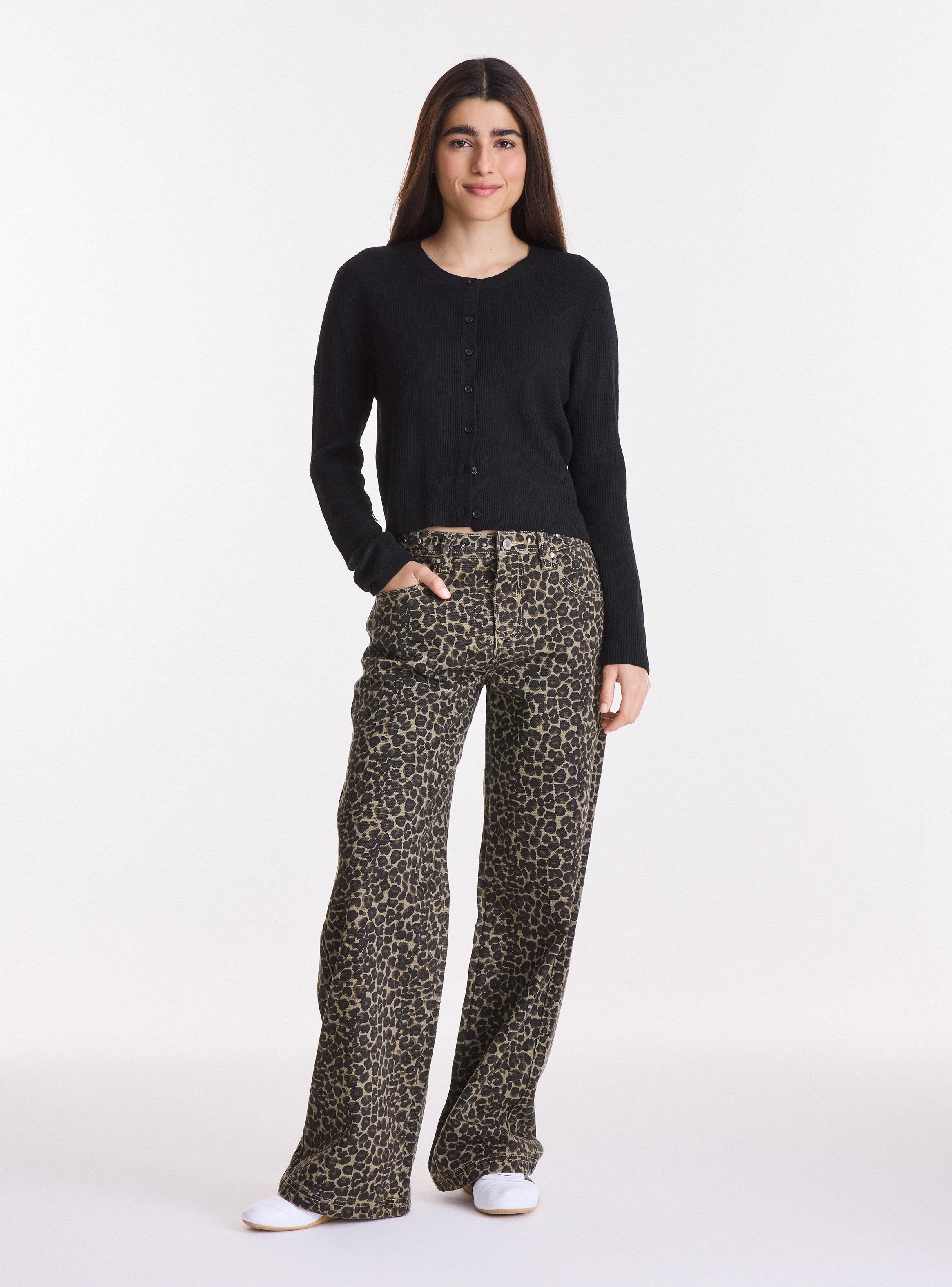 Sweater Cárdigan Básico con Botones-4