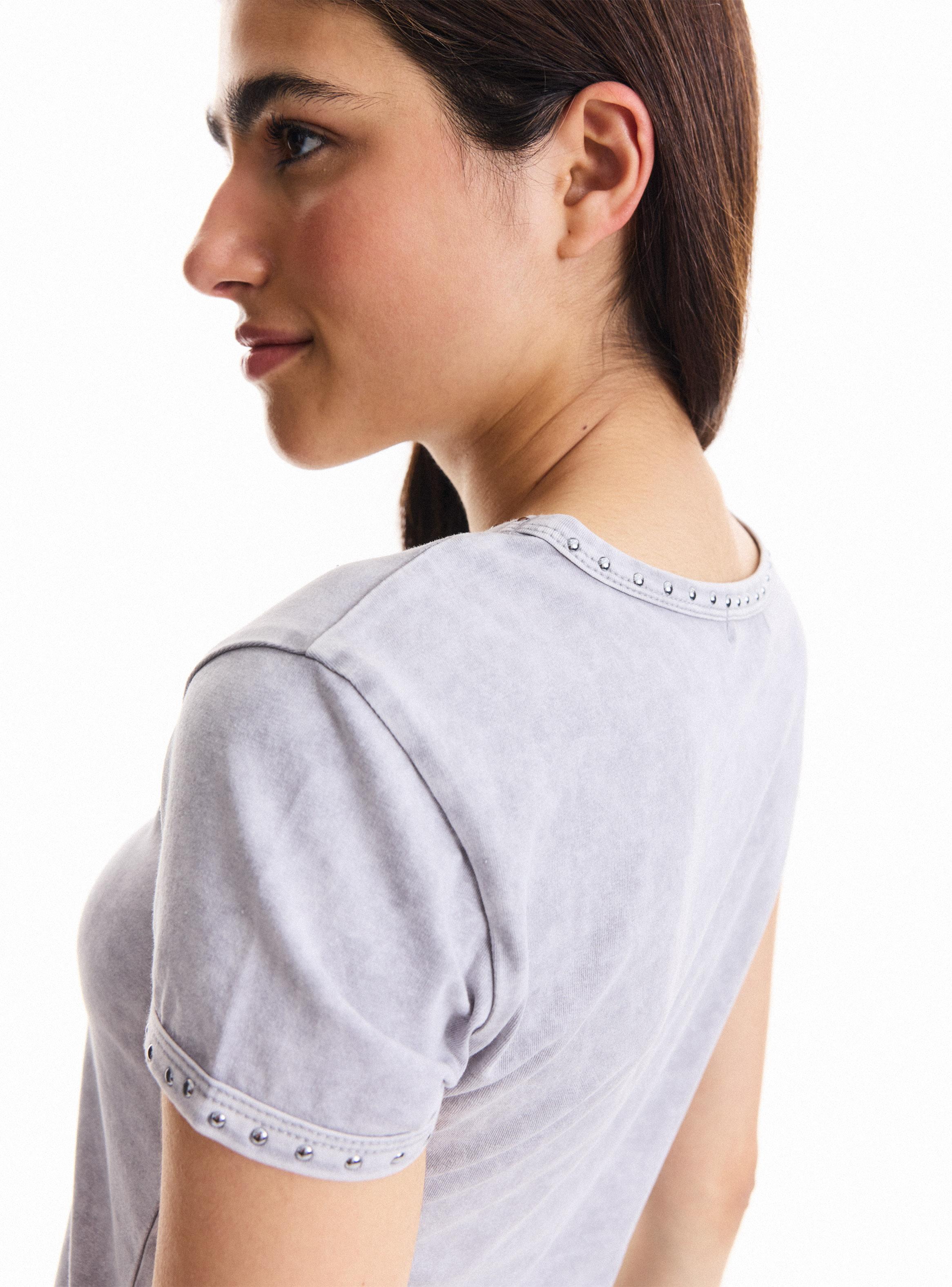 Polera con Lavado y Detalle en Escote-3