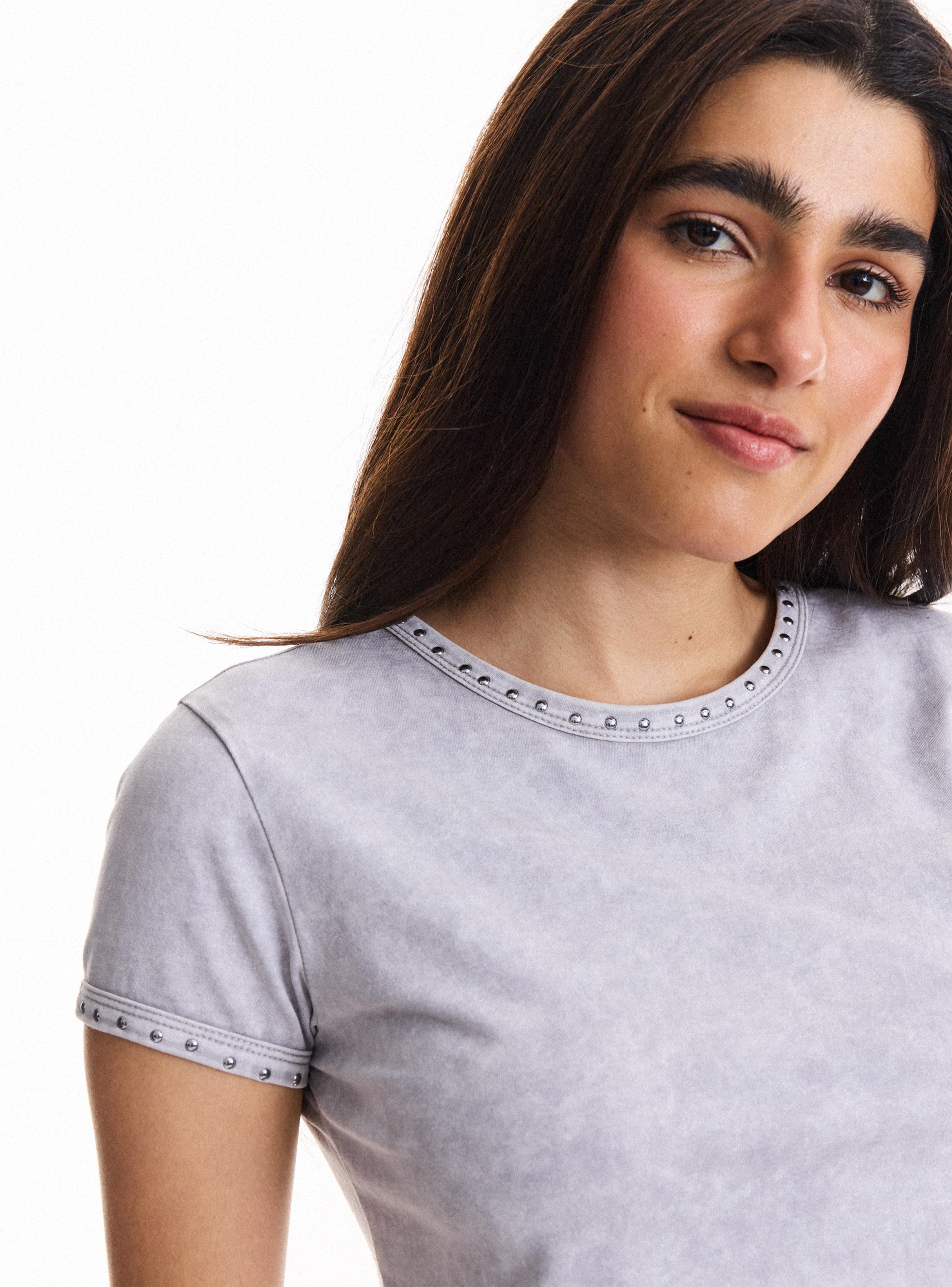 Polera con Lavado y Detalle en Escote-2