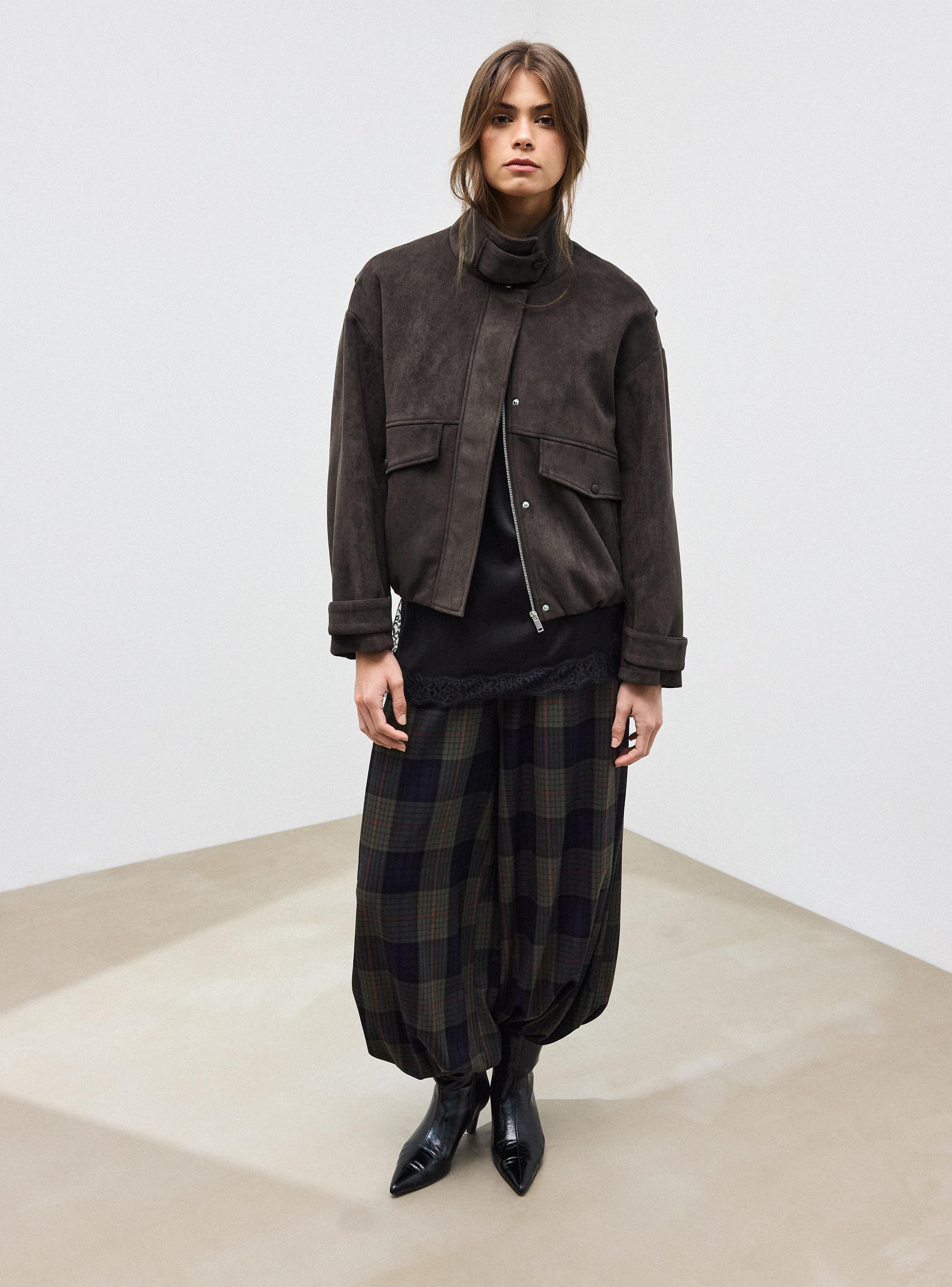 Chaqueta Bomber Cuello Alto Funnel Efecto Gamuza-4