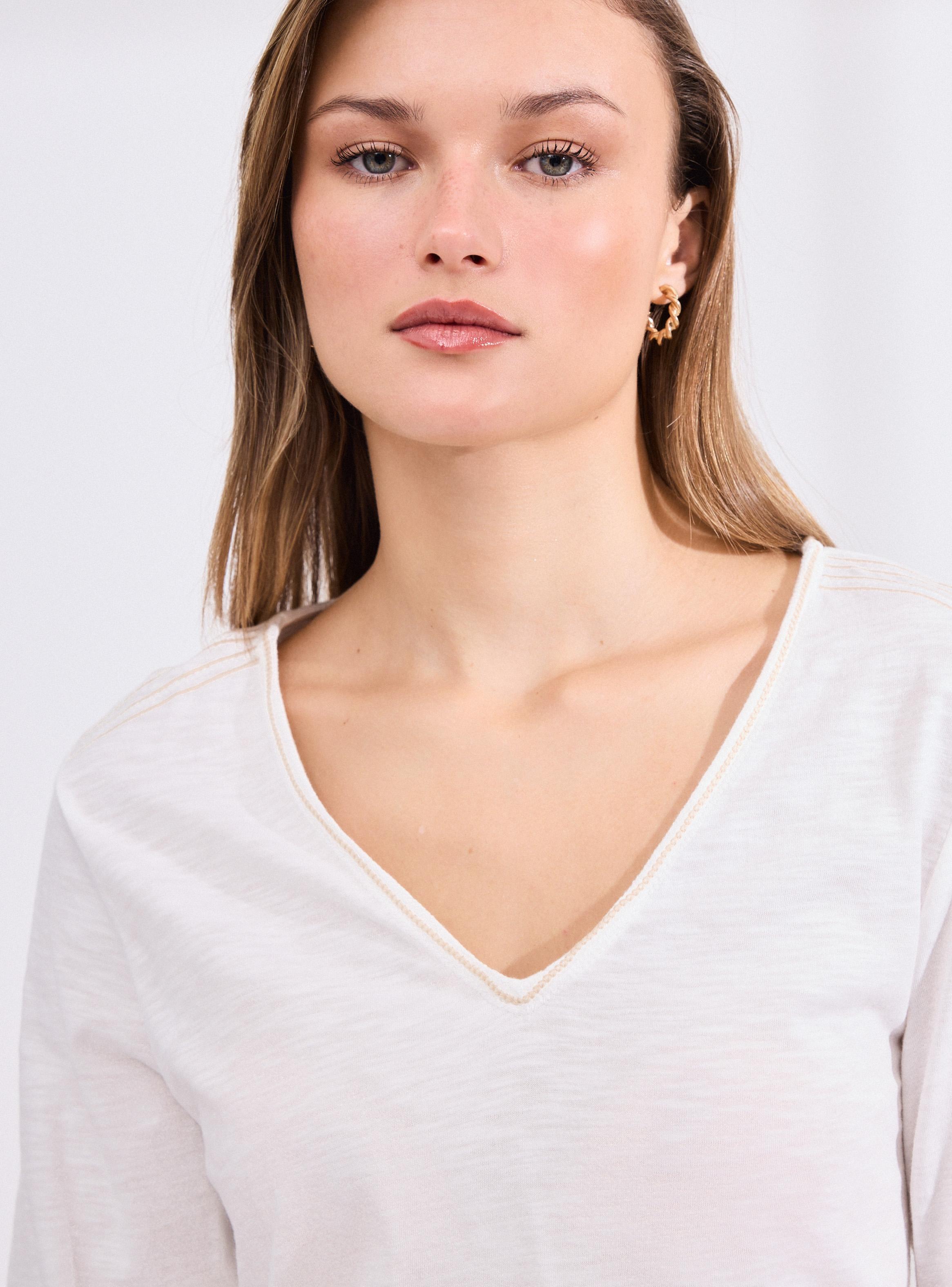 Polera con Detalle Bordado en Escote-2