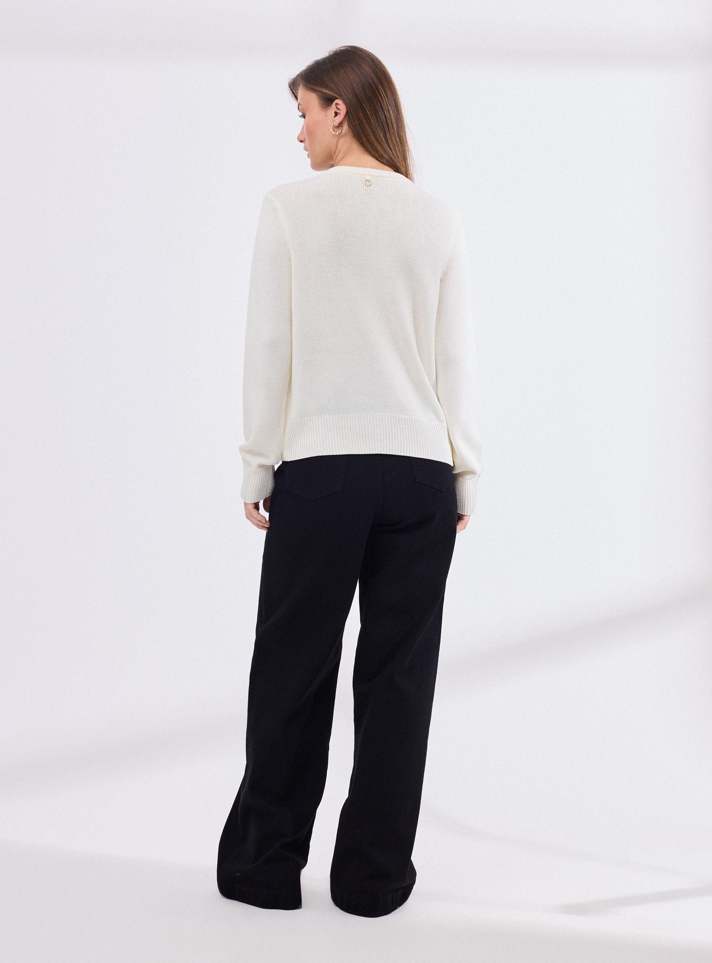 Chaleco con Bordado al Tono y Botón Forrado-5