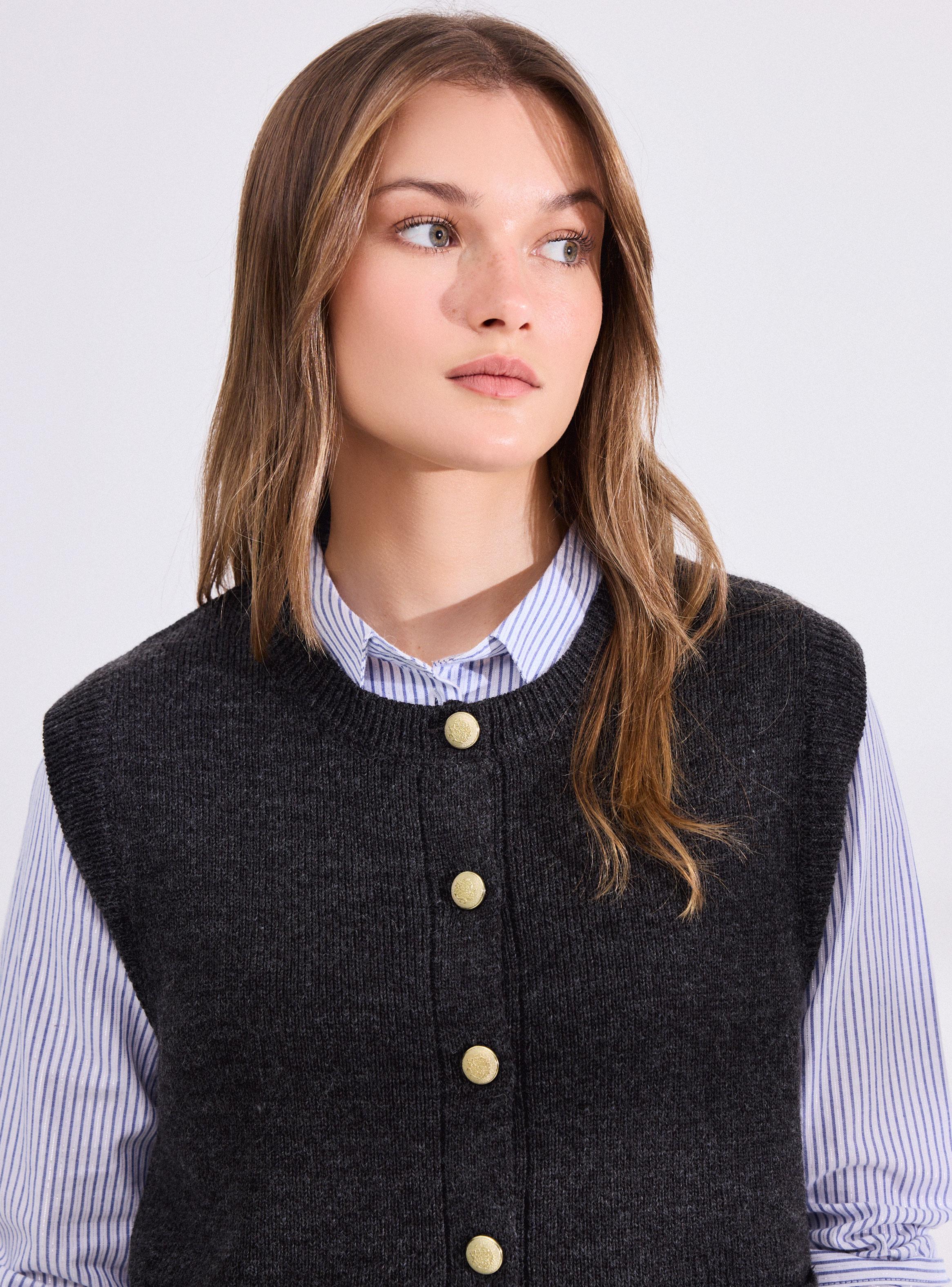 Chaleco sin Mangas con Botón Decorativo-2