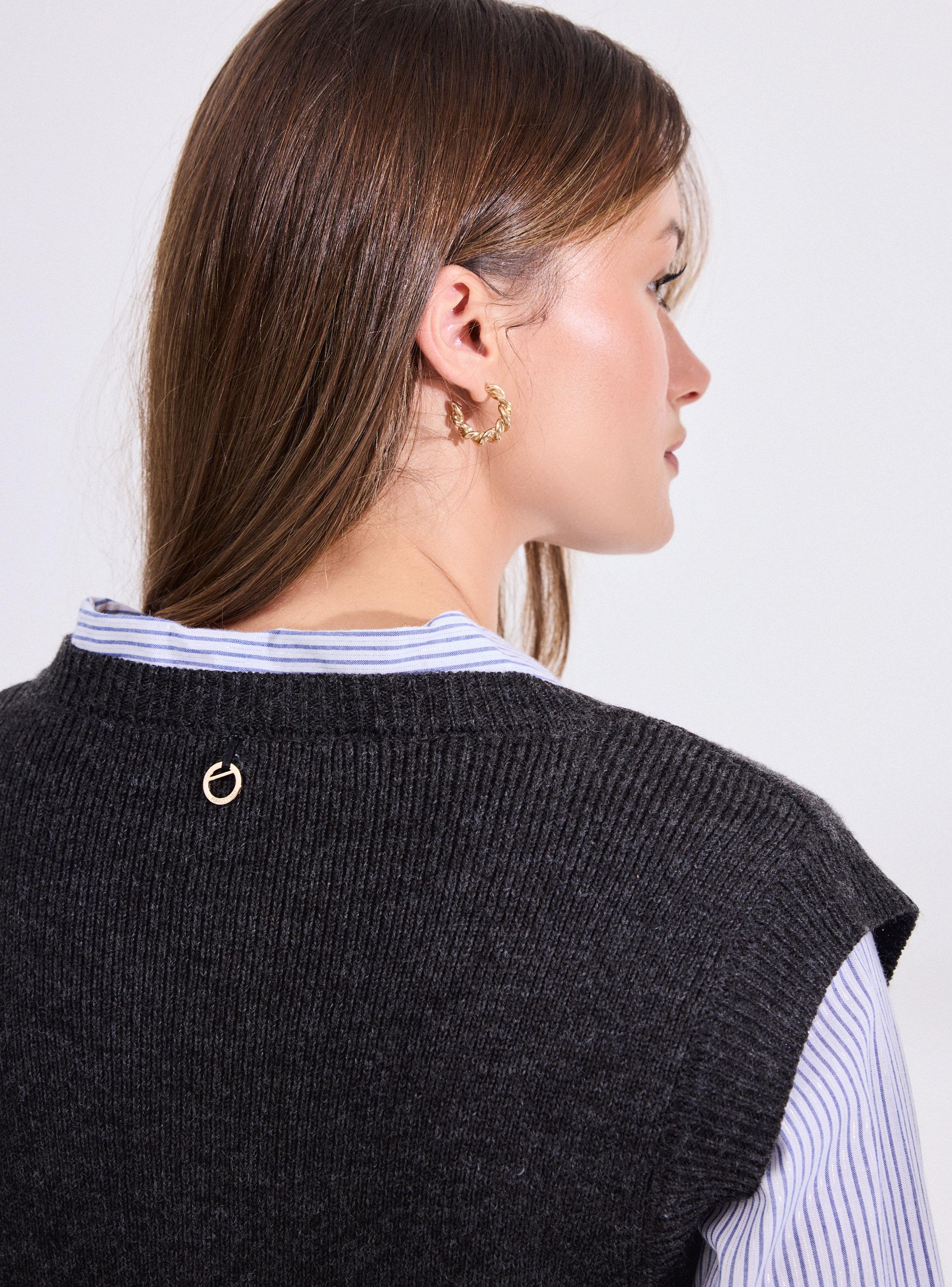 Chaleco sin Mangas con Botón Decorativo-3