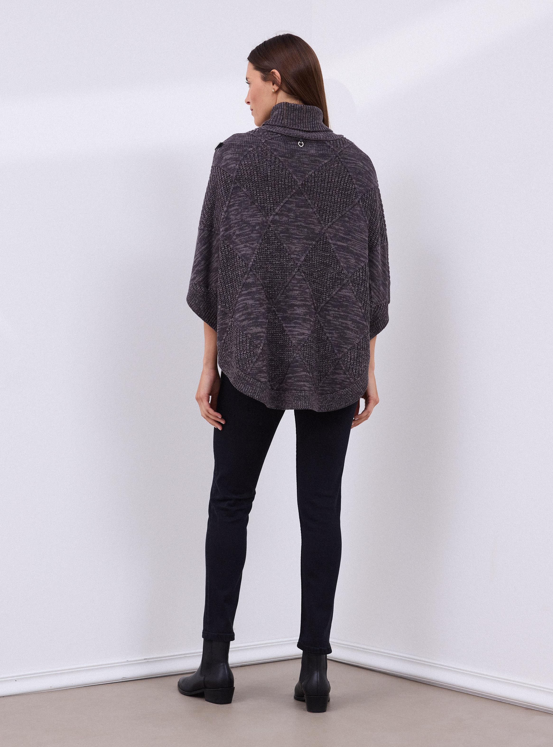 Sweater Tipo Poncho con Hebilla Decorativa-5