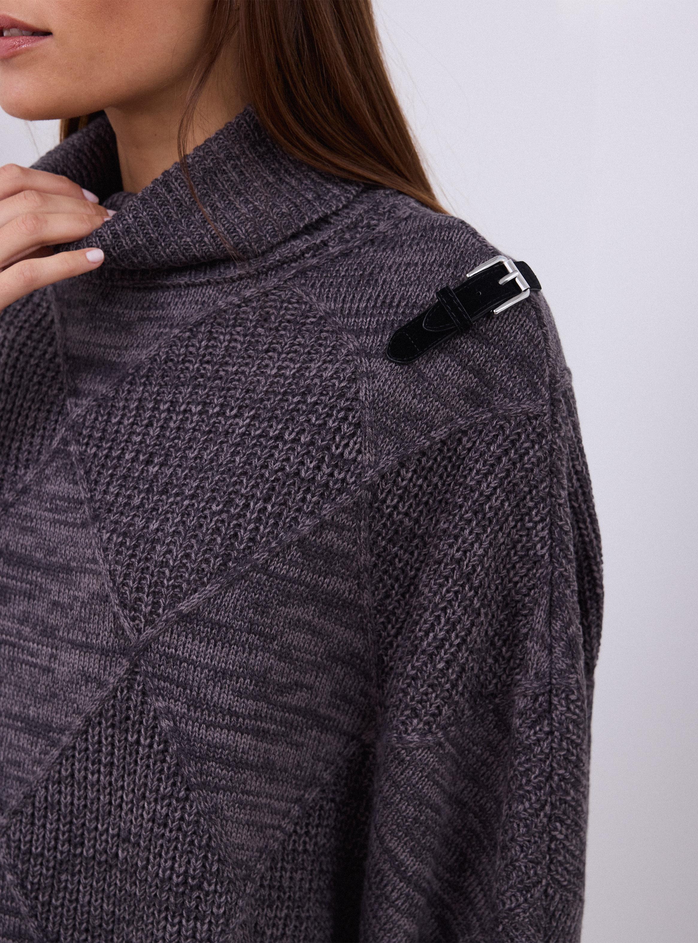 Sweater Tipo Poncho con Hebilla Decorativa-3