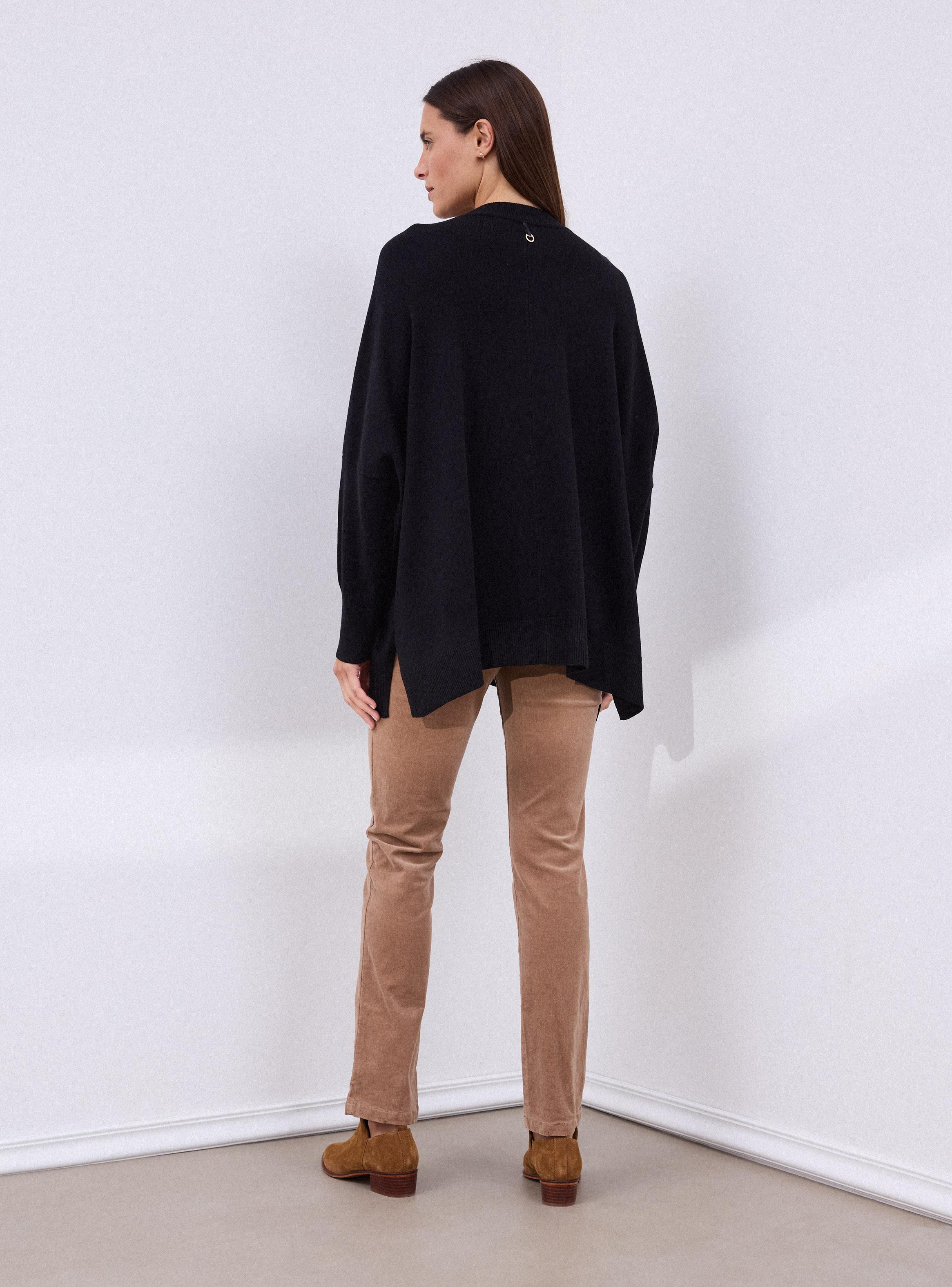 Sweater Tipo Poncho con Botones Decorativos-5