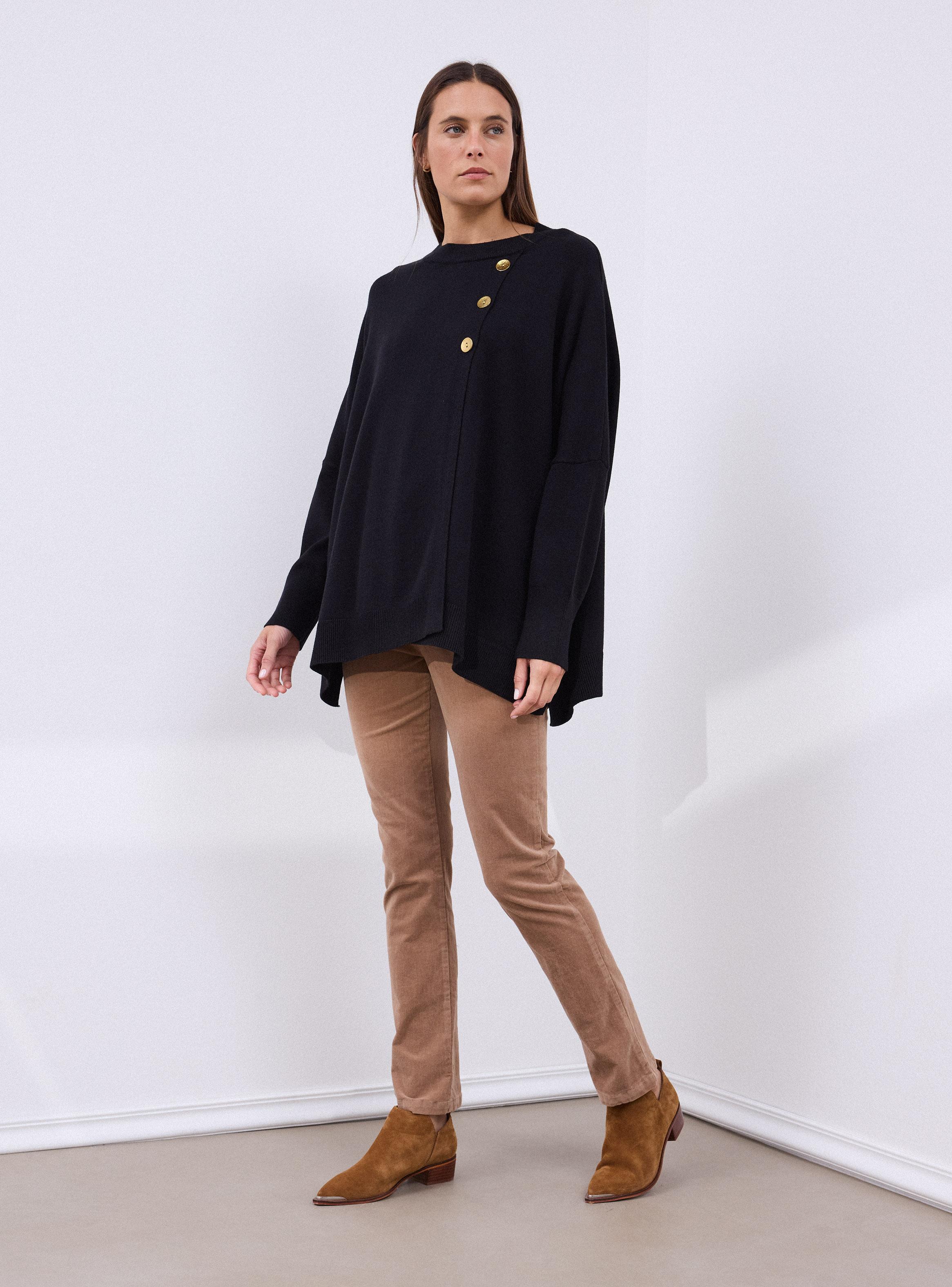 Sweater Tipo Poncho con Botones Decorativos-4