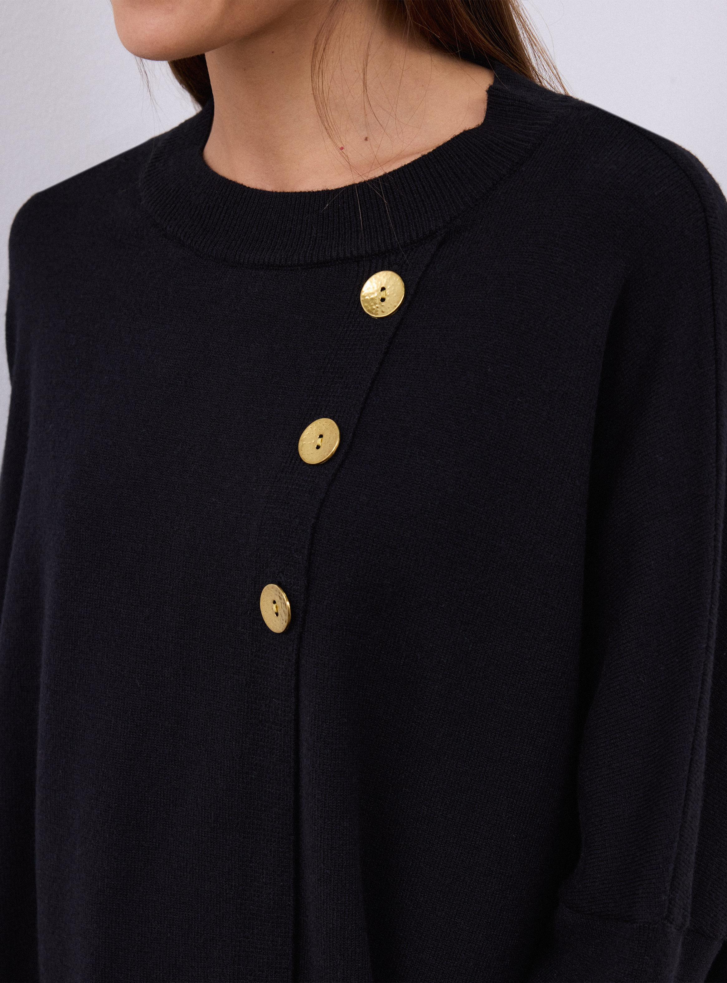 Sweater Tipo Poncho con Botones Decorativos-3