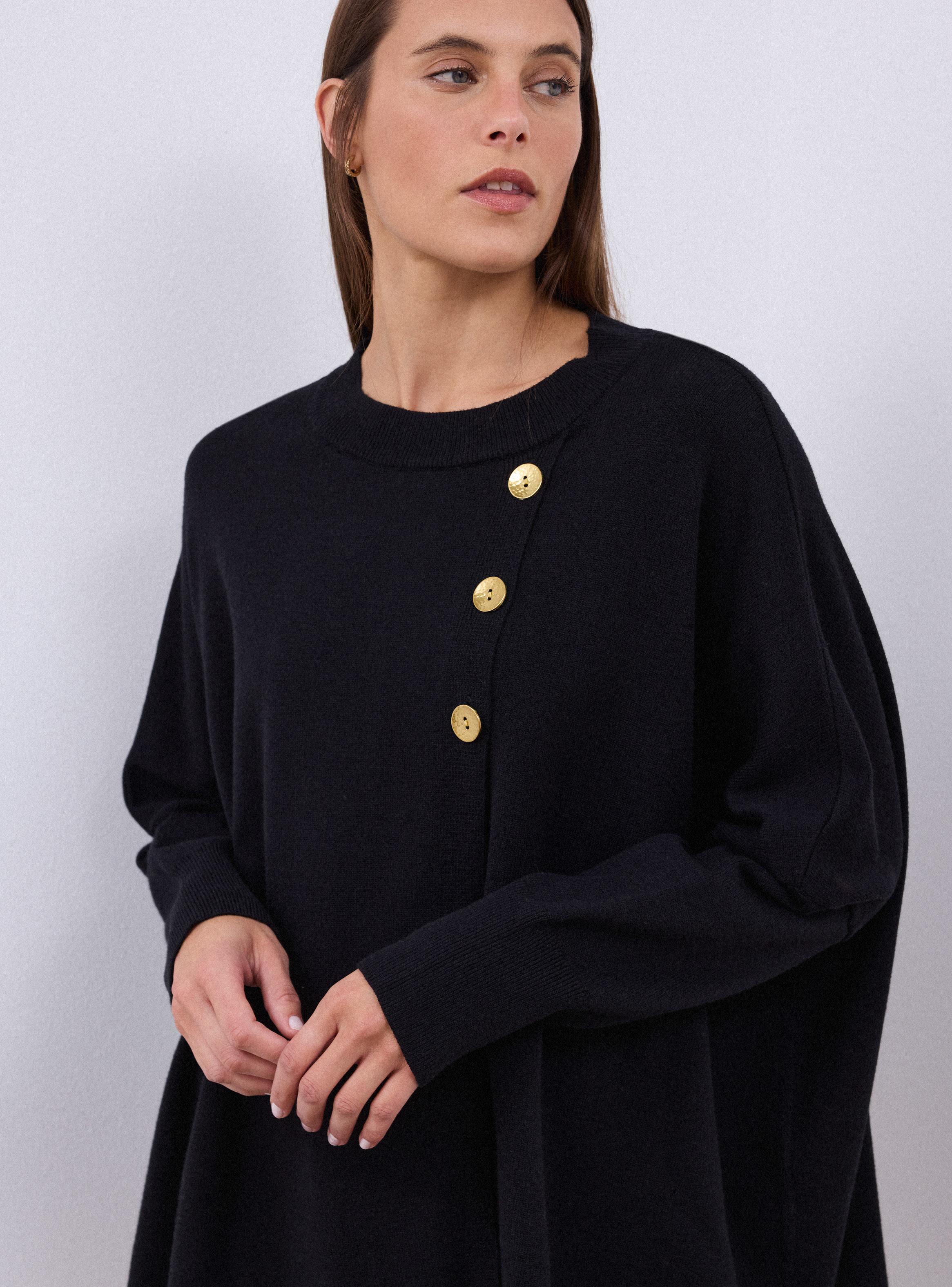 Sweater Tipo Poncho con Botones Decorativos-2