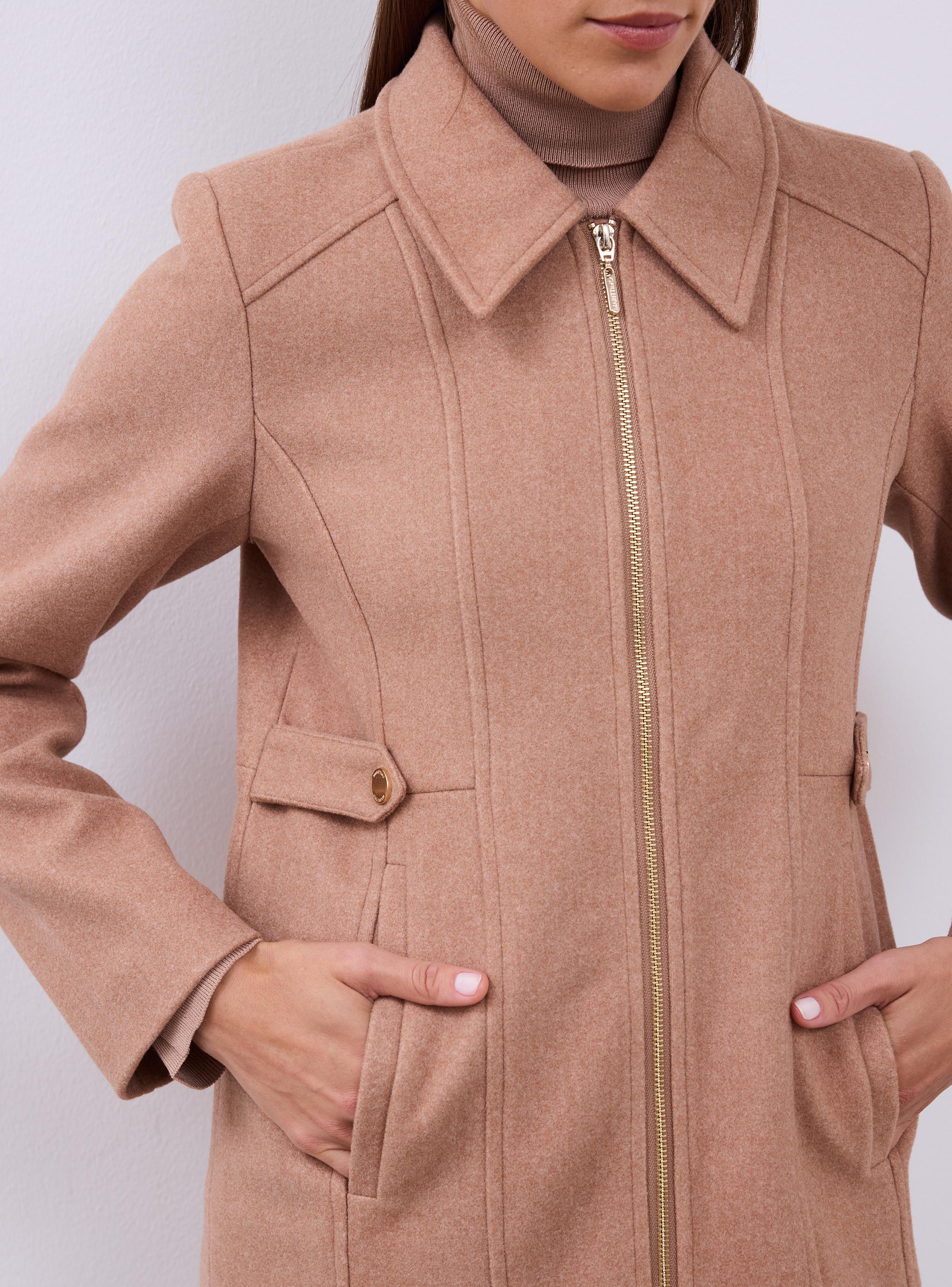 Abrigo Ajustado con Cierre-3