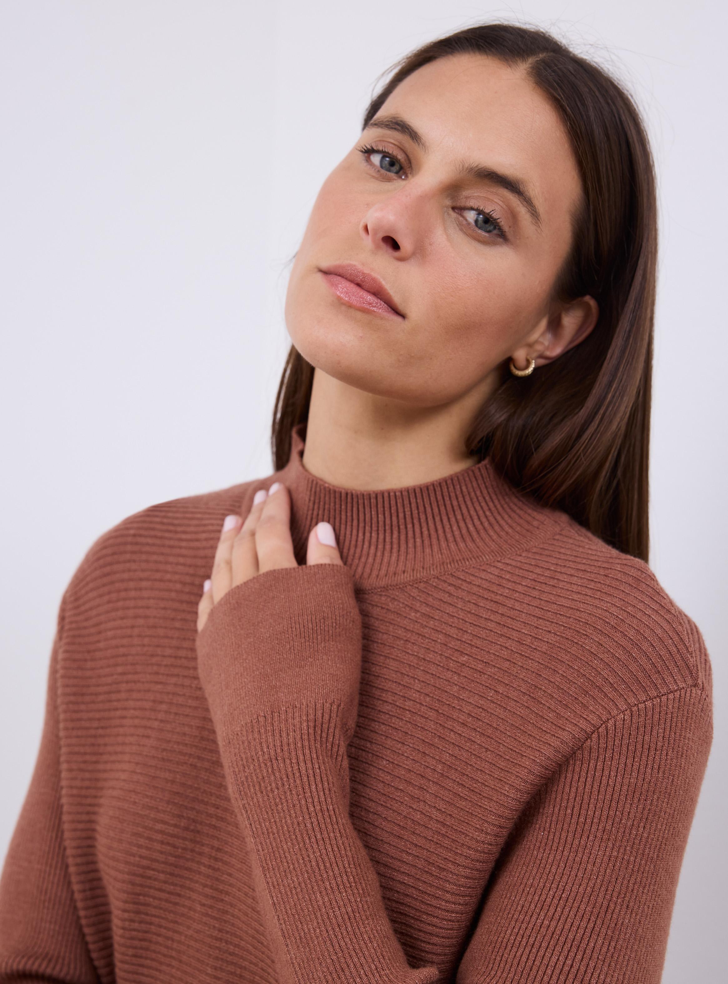 Sweater Acanalado Cuello Alto-3