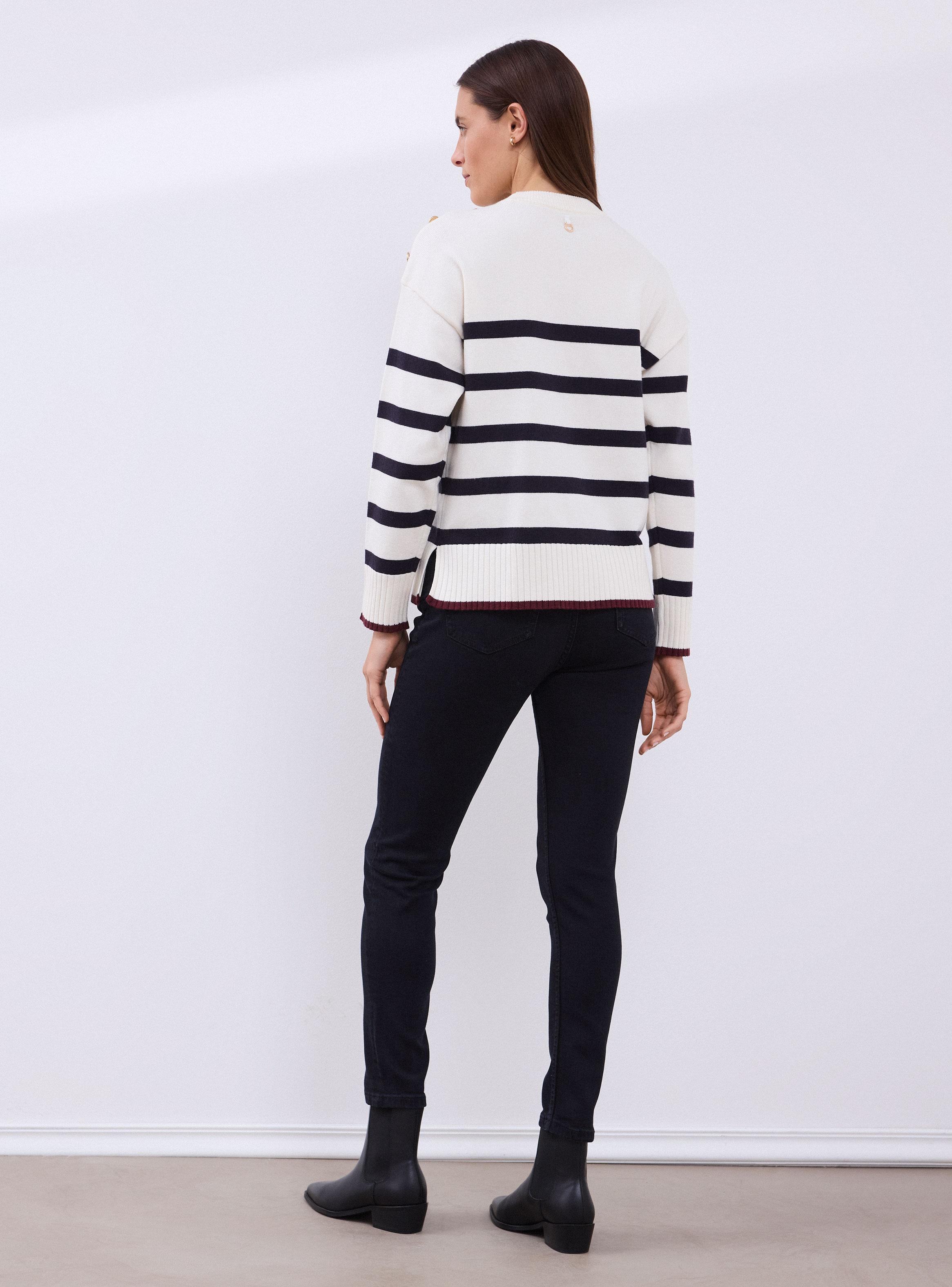 Sweater Listado Detalle de Botón en Hombro-5