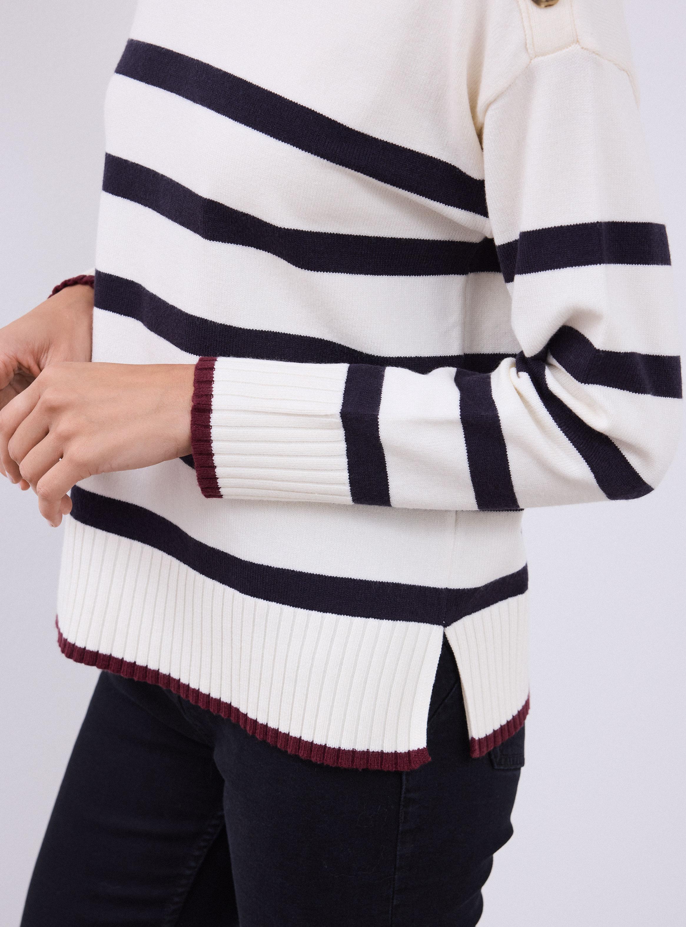 Sweater Listado Detalle de Botón en Hombro-3