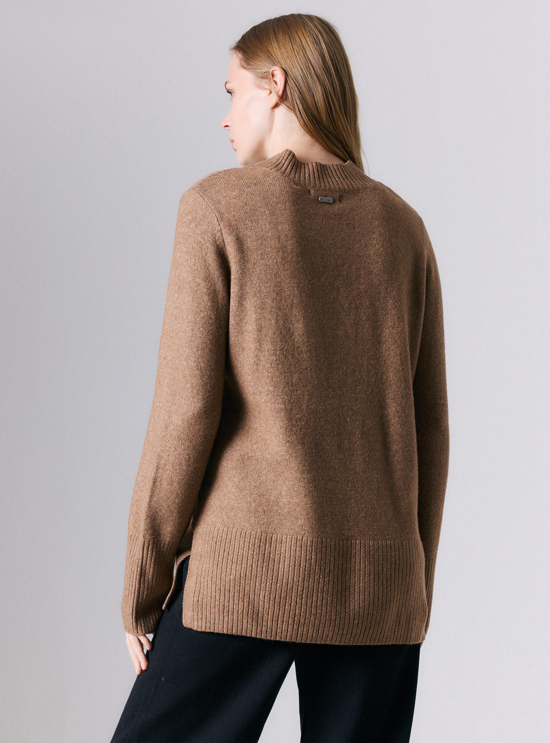 Sweater Crew Neck con Corte Frontal-1