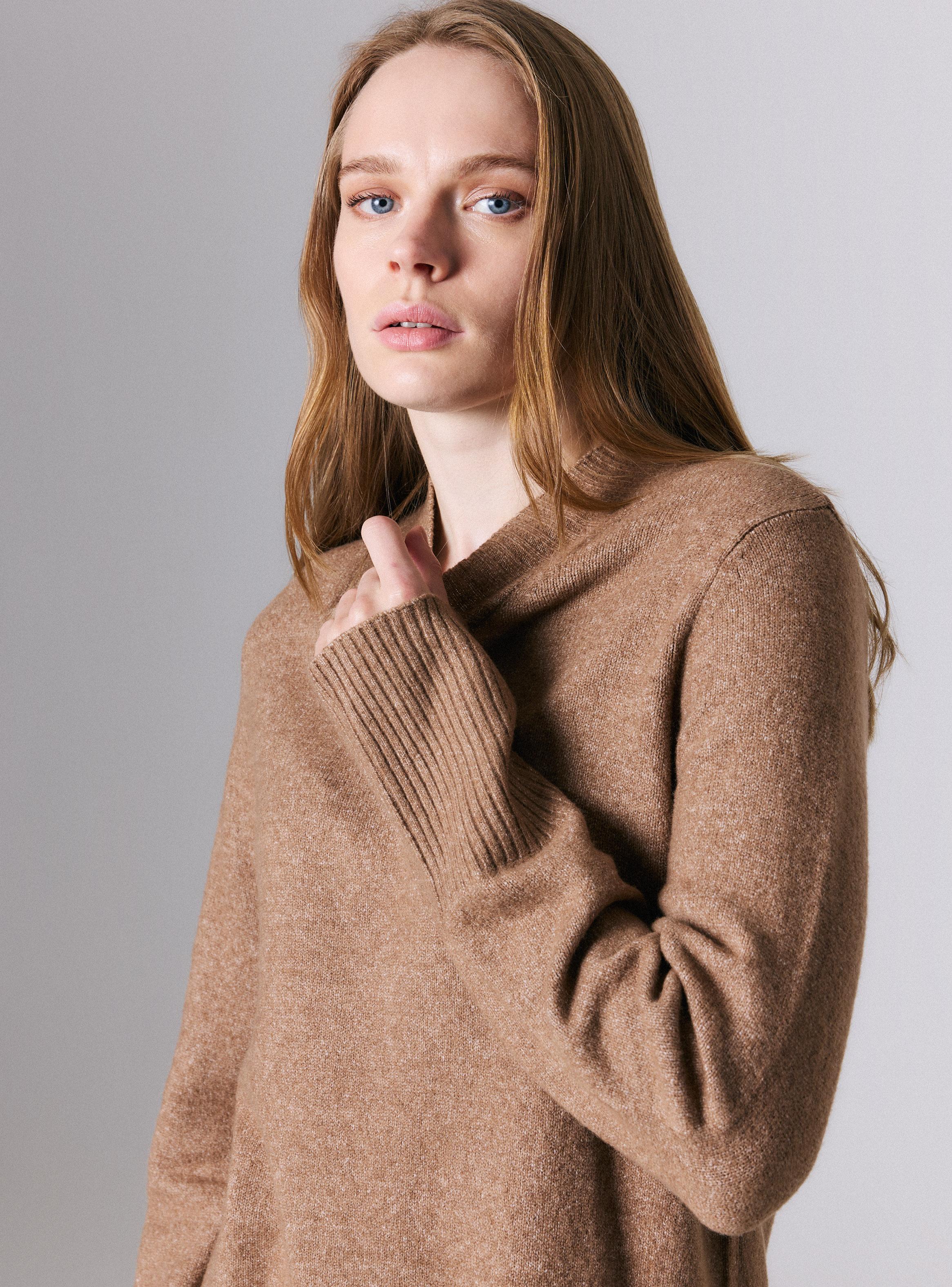 Sweater Crew Neck con Corte Frontal-2