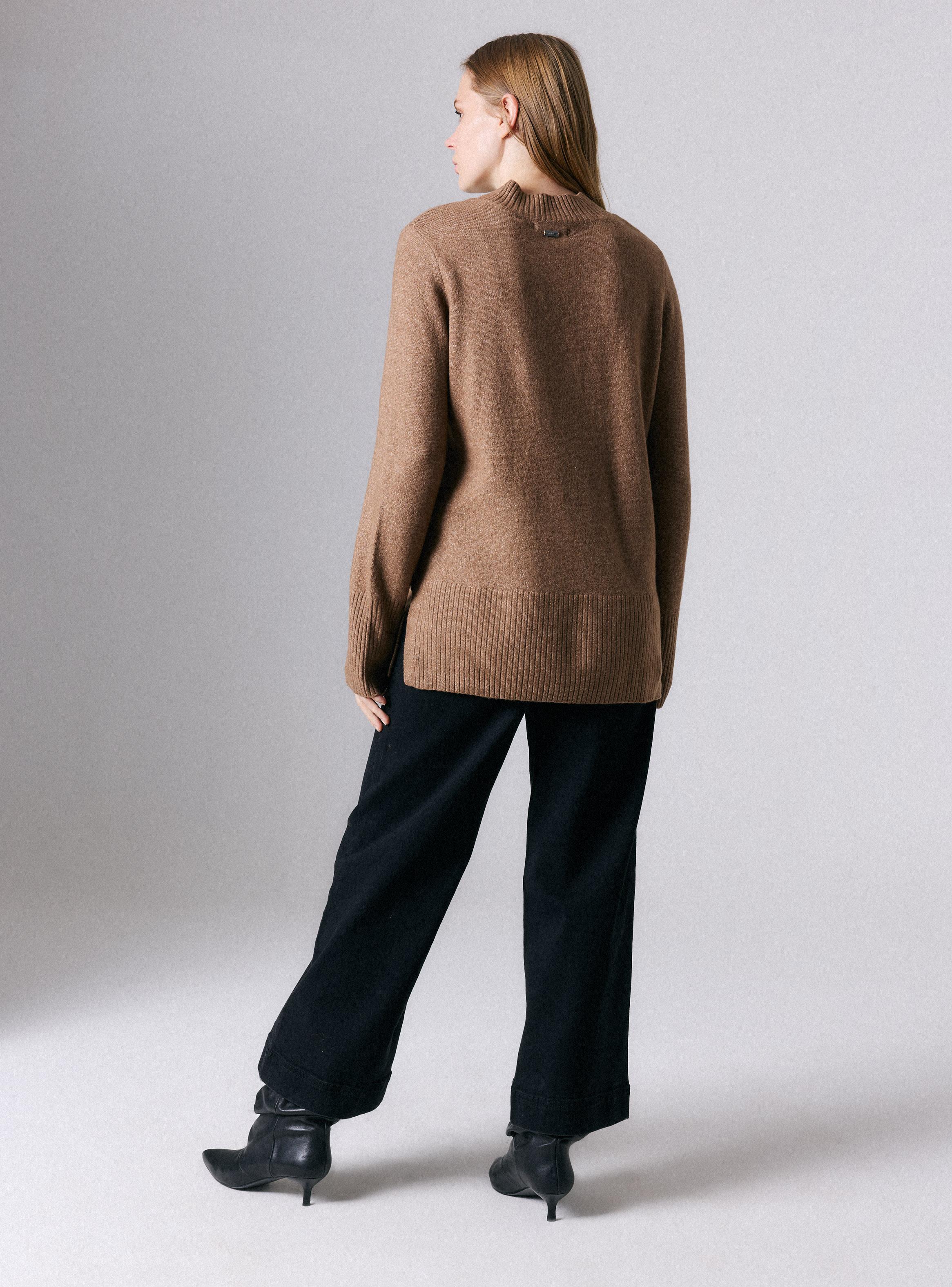 Sweater Crew Neck con Corte Frontal-5