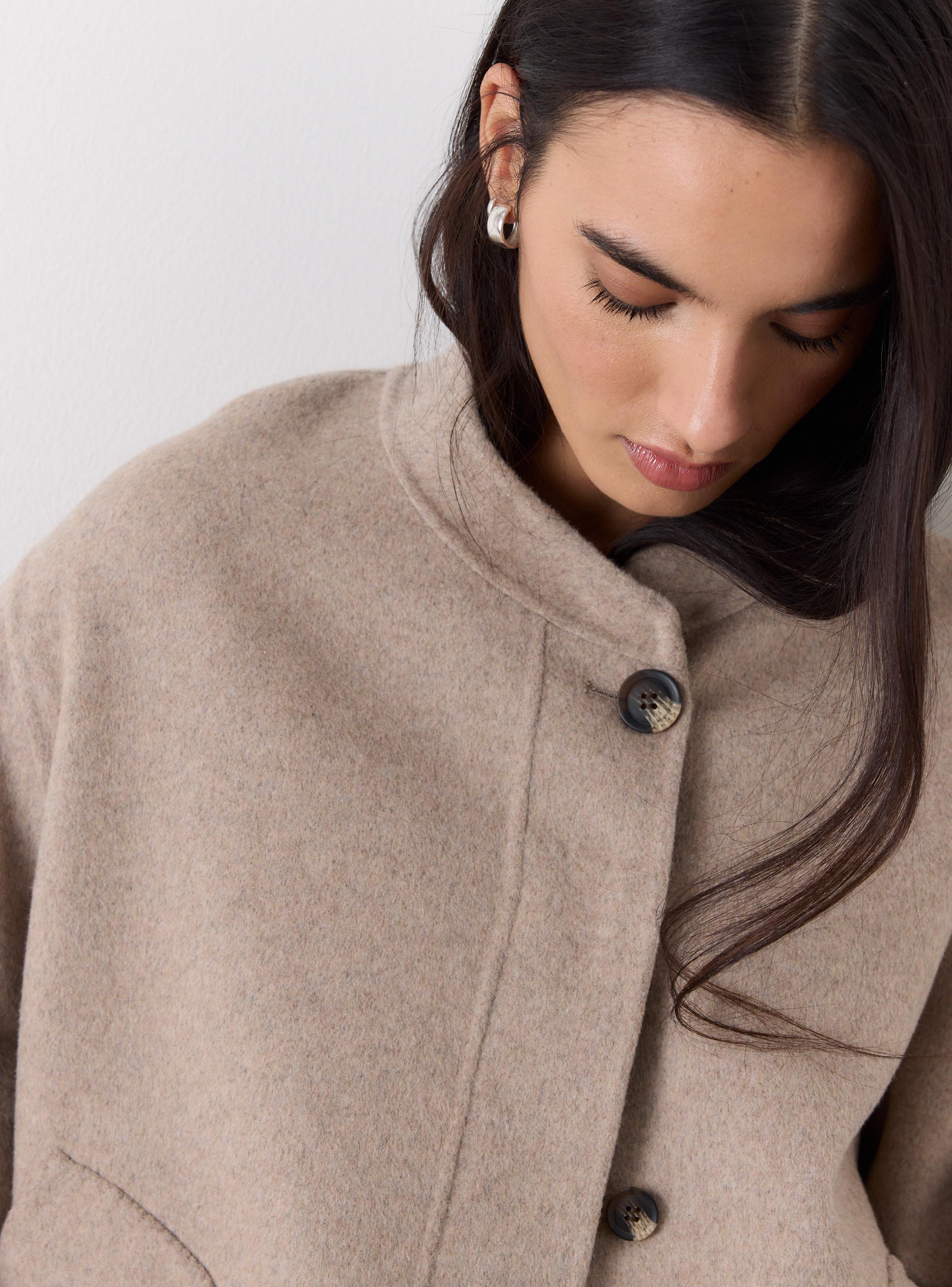 Abrigo Lana Hecho a Mano con Botones de Carey-2