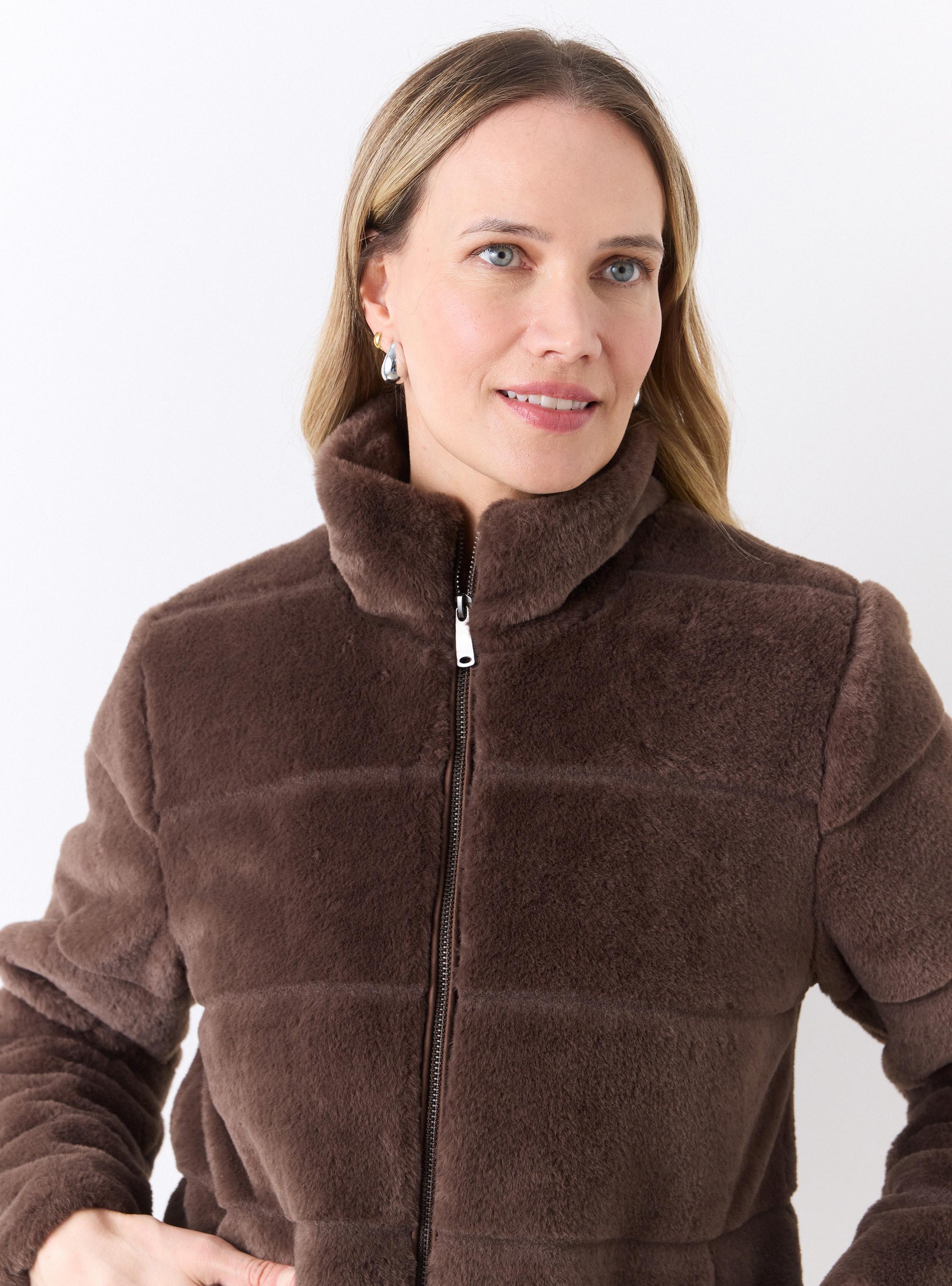 Abrigo Capucha y Diseño Acolchado-2