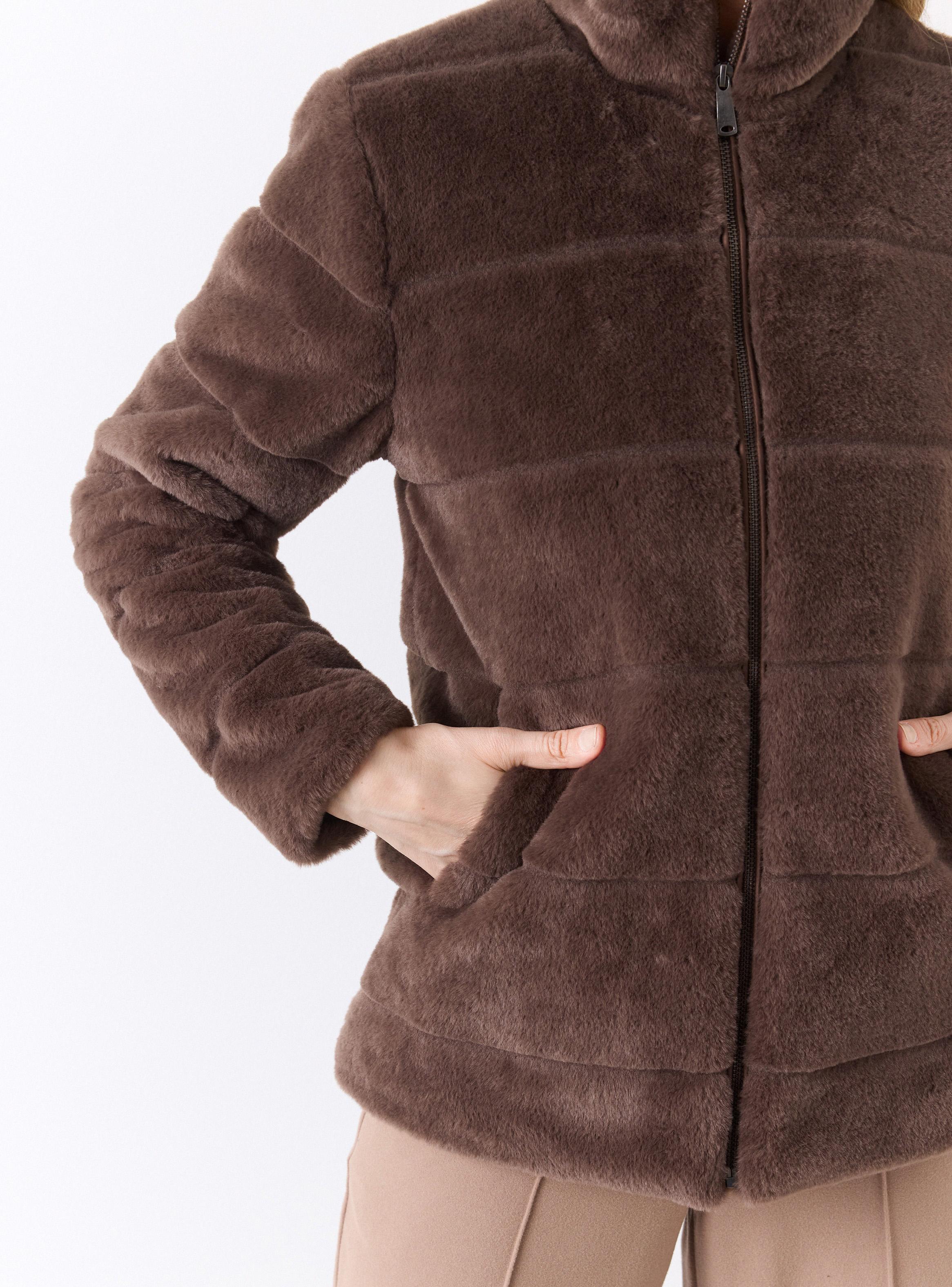 Abrigo Capucha y Diseño Acolchado-3